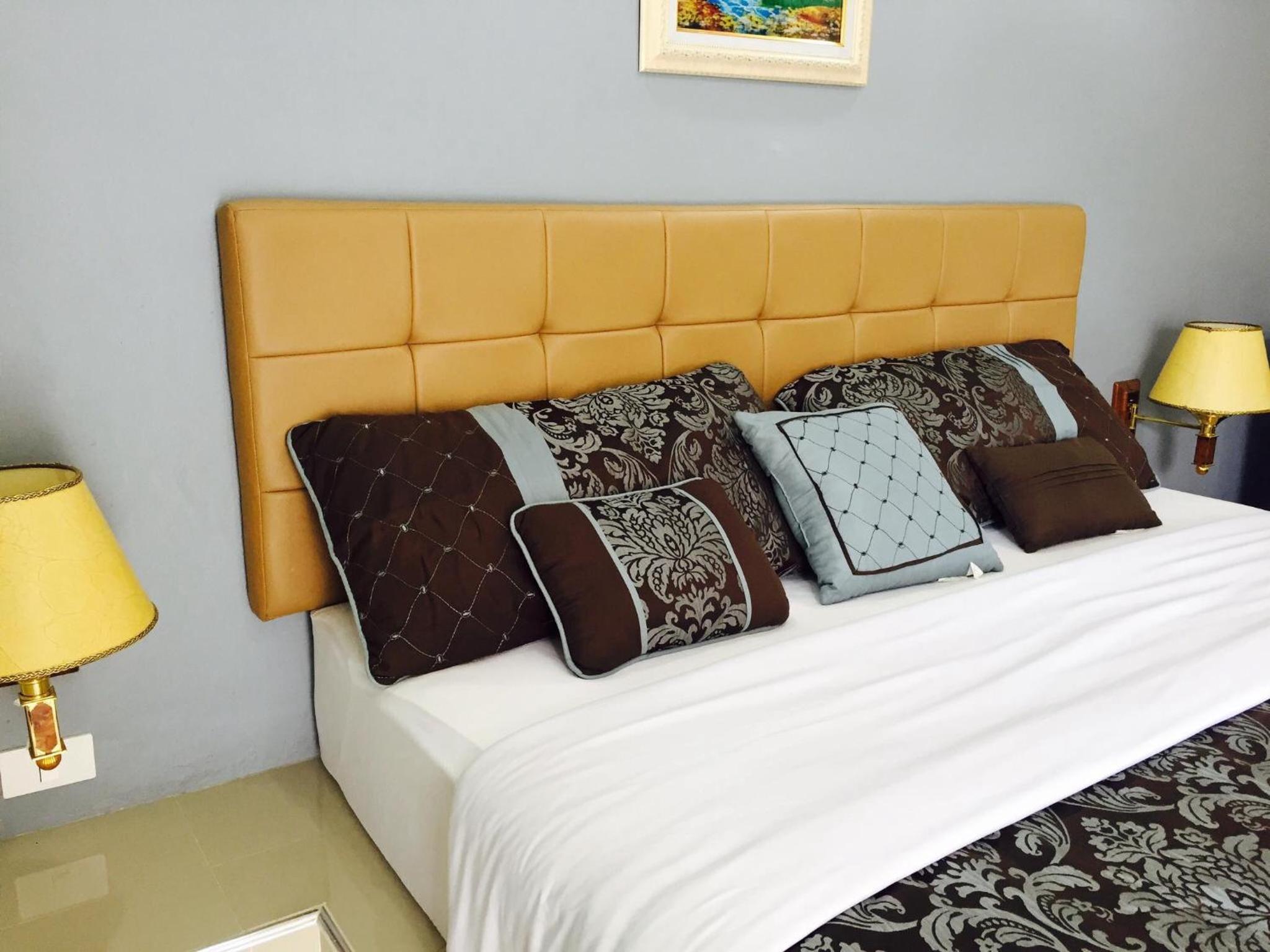 Standard King Room - Photo 11