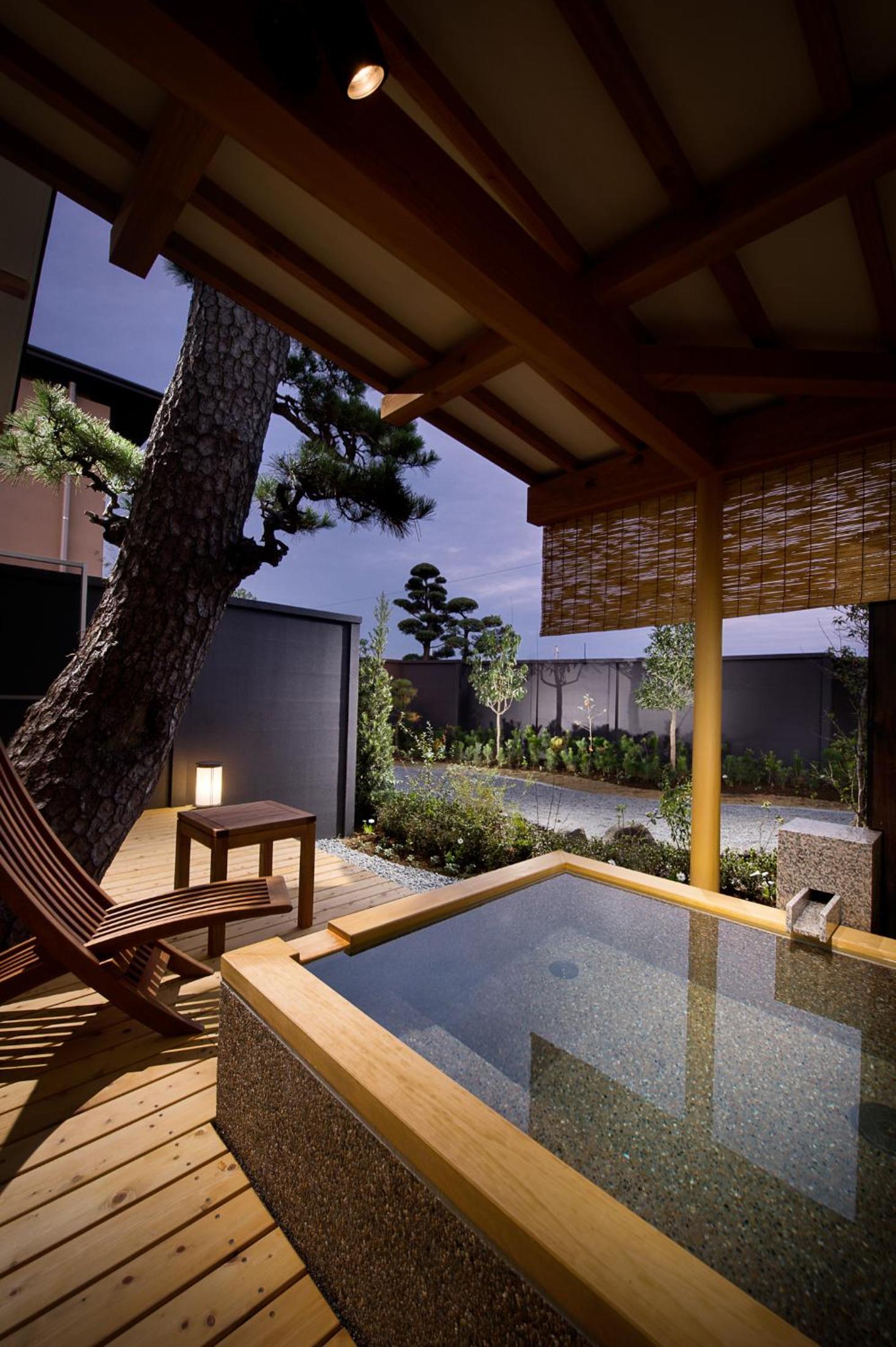 Standard Room with Tatami Area with Open-Air Bath and Garden View photo 3