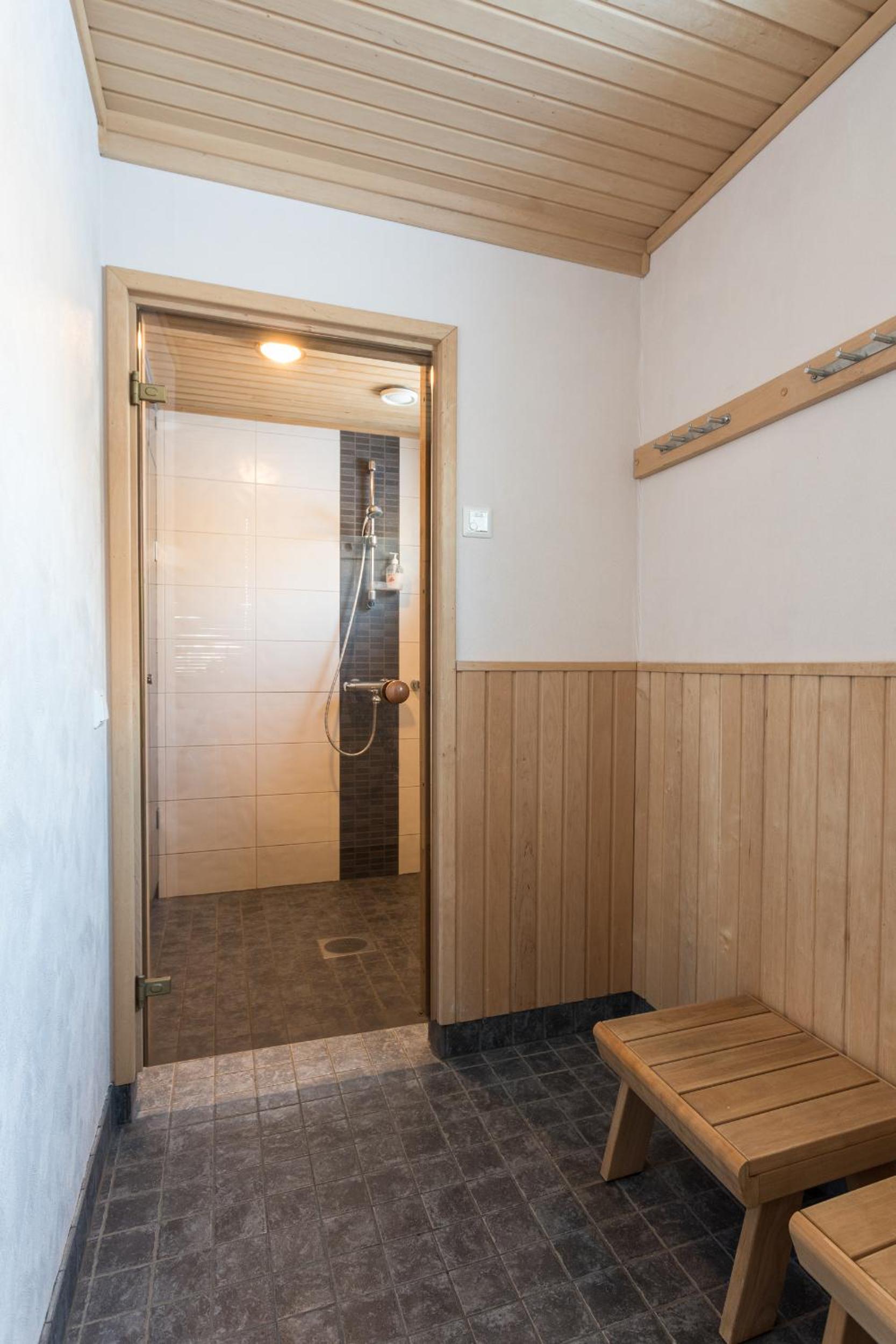 Three-Bedroom Chalet - Pyry - Photo 6