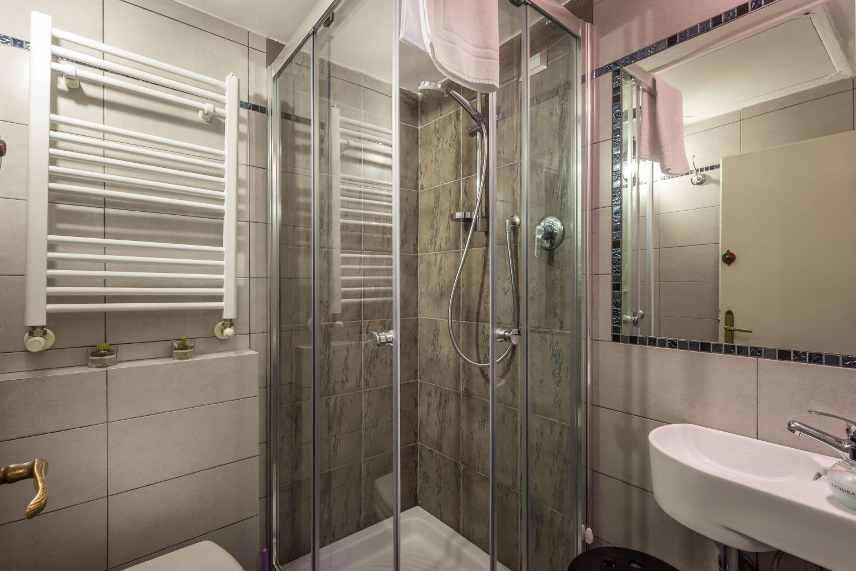 Single Room With Shared Bathroom photo 3