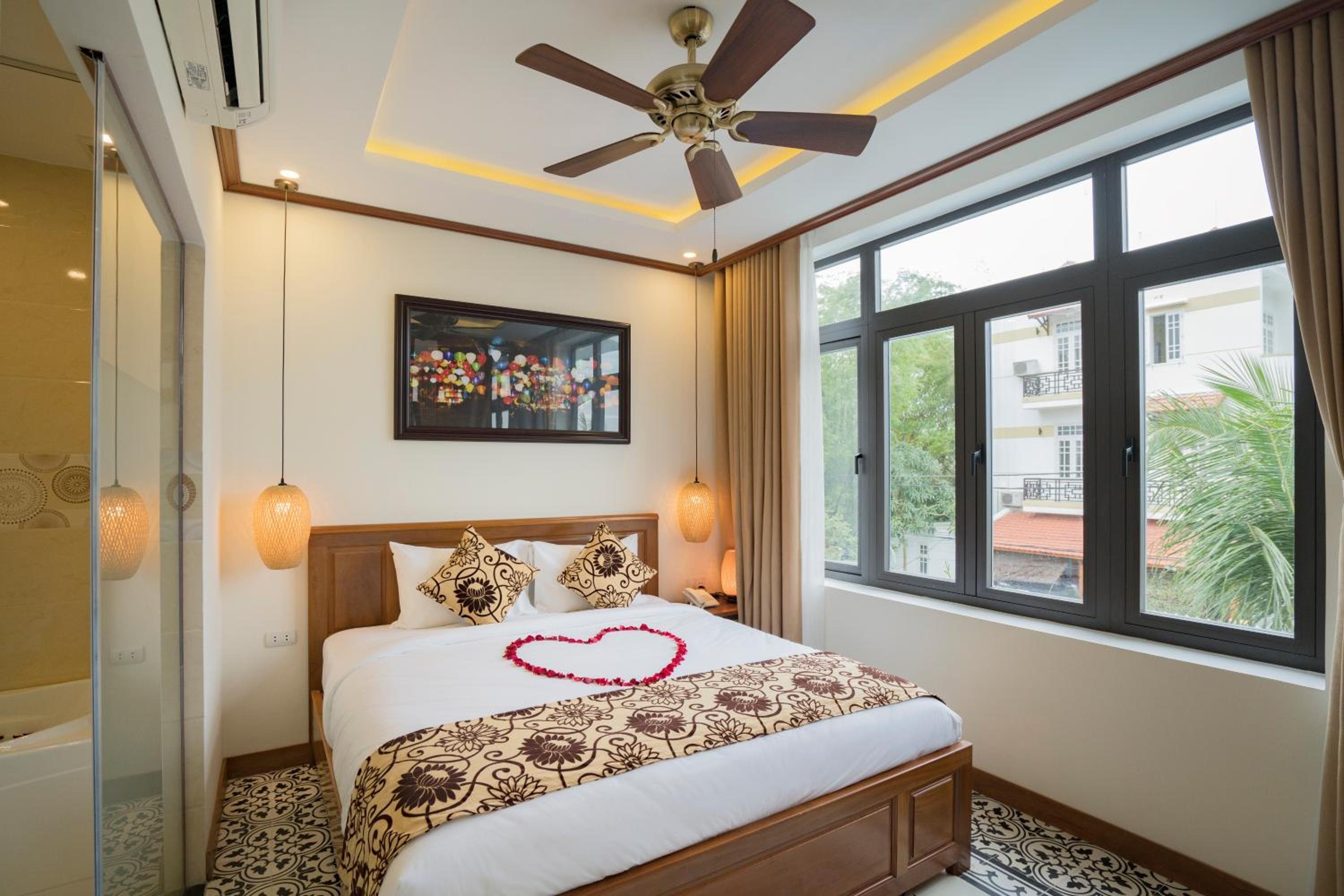 King Suite with Pool View