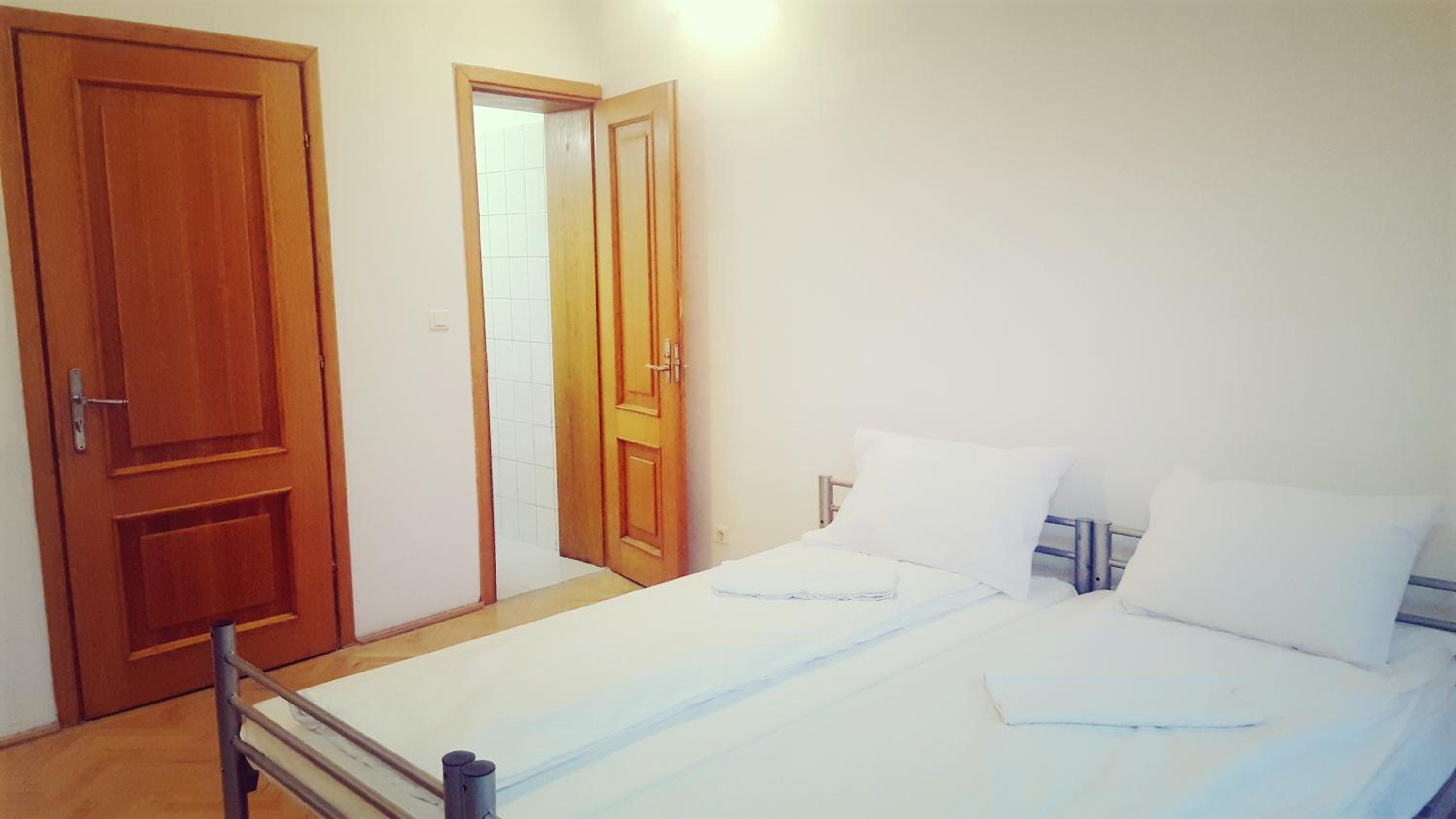 Double Room with Private Bathroom - Photo 7