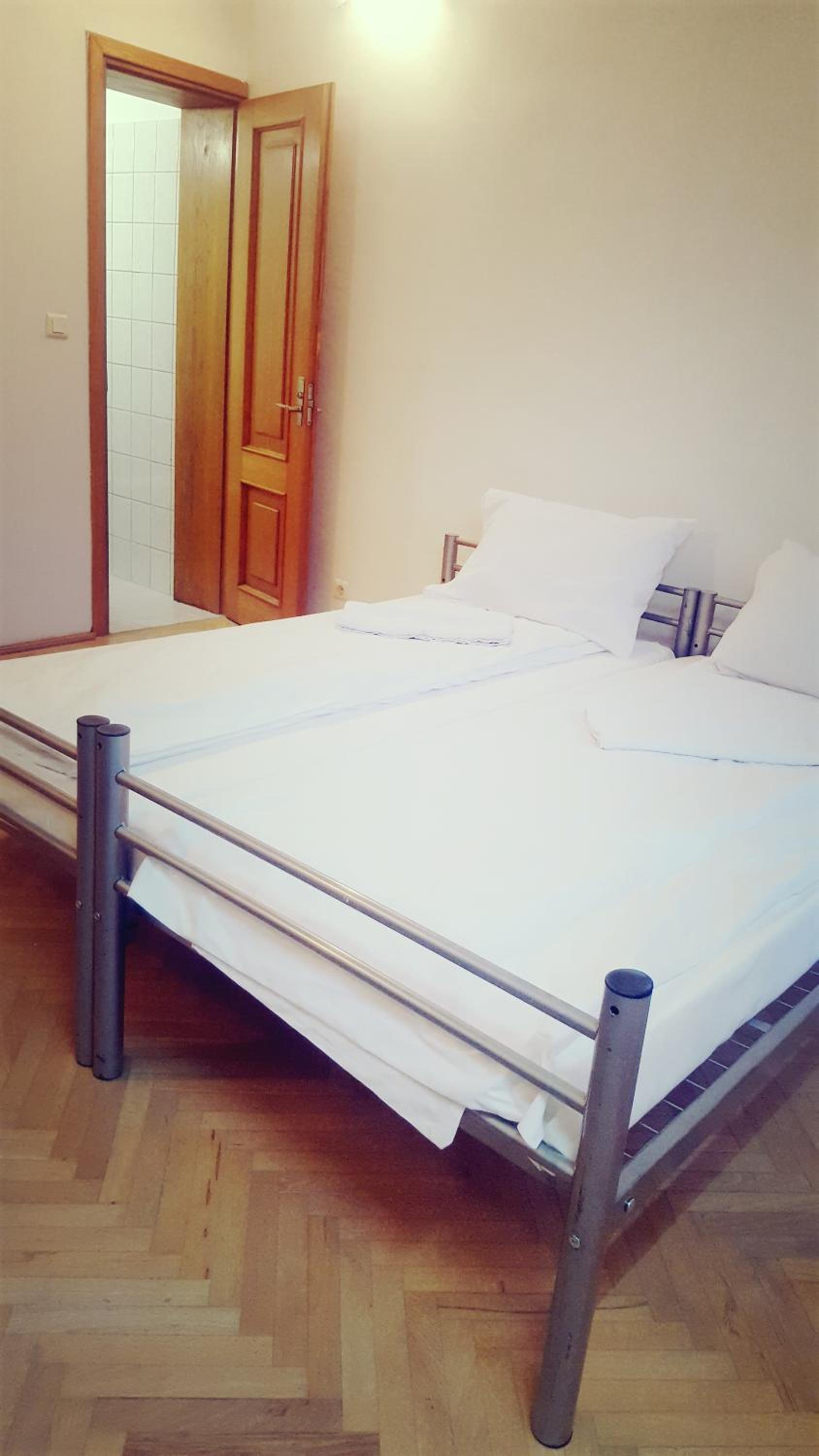 Double Room with Private Bathroom - Photo 6