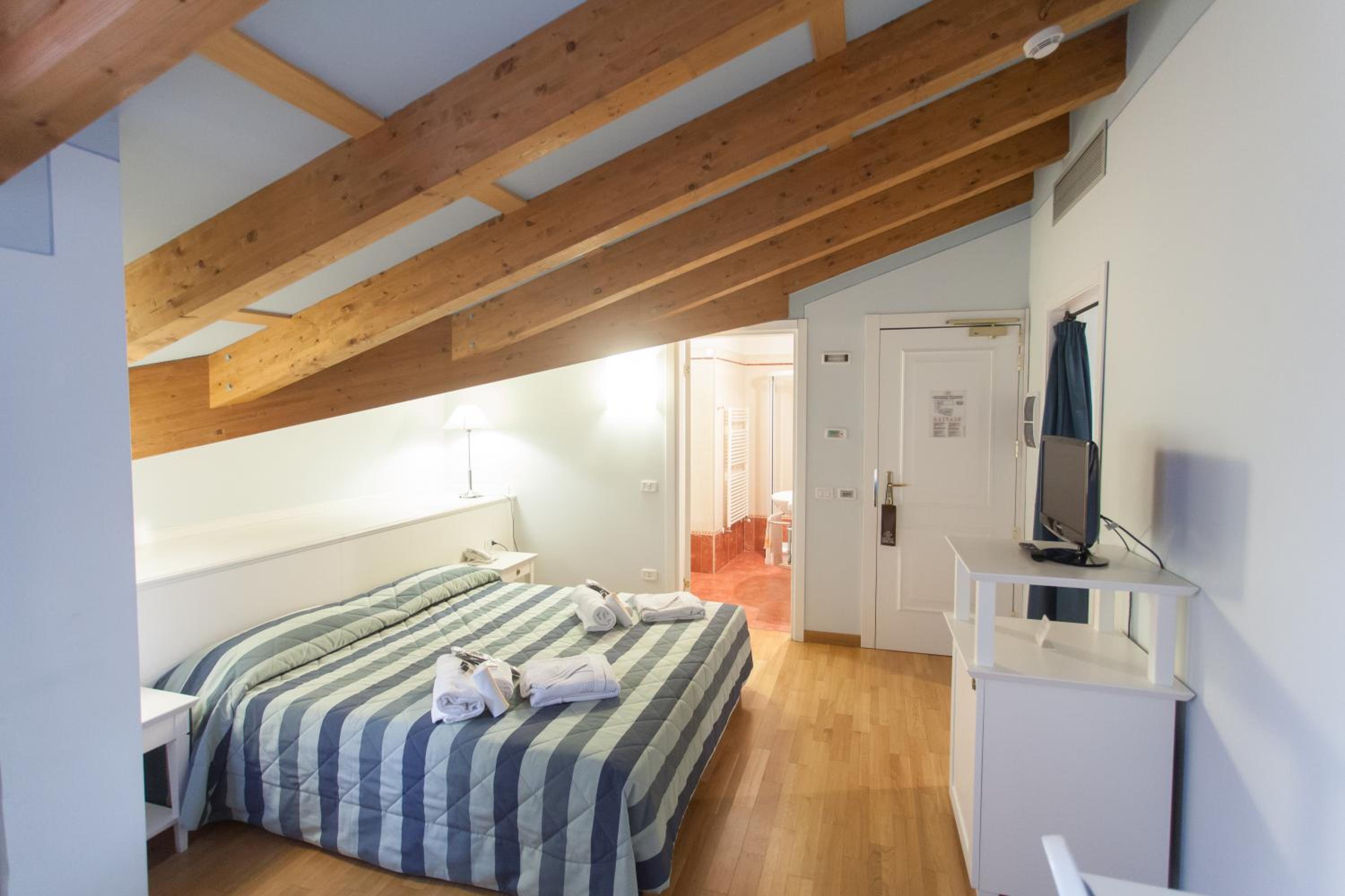 Classic Double or Twin Room - Photo 2