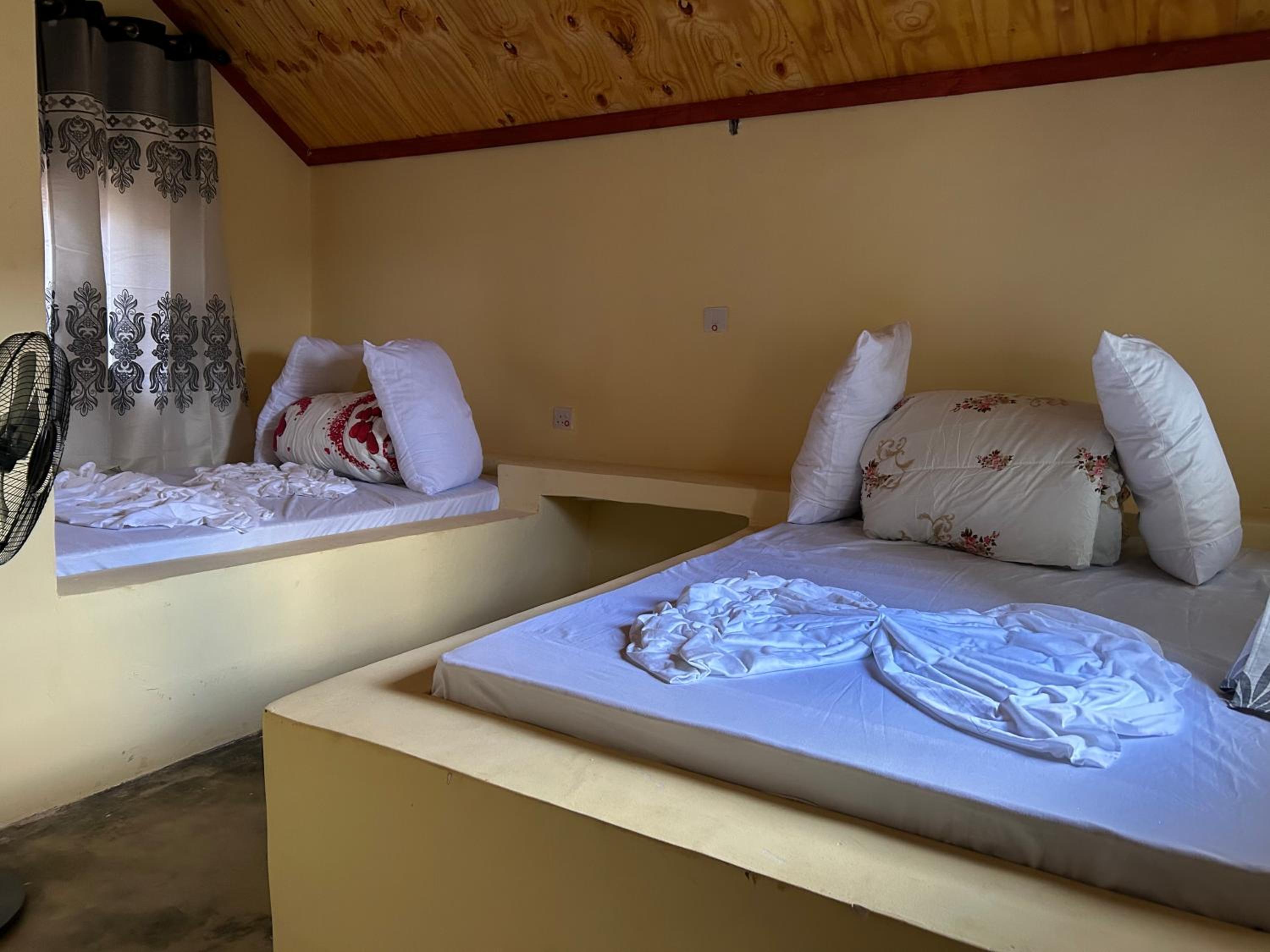 Deluxe Double Room (2 Adults + 1 Child)