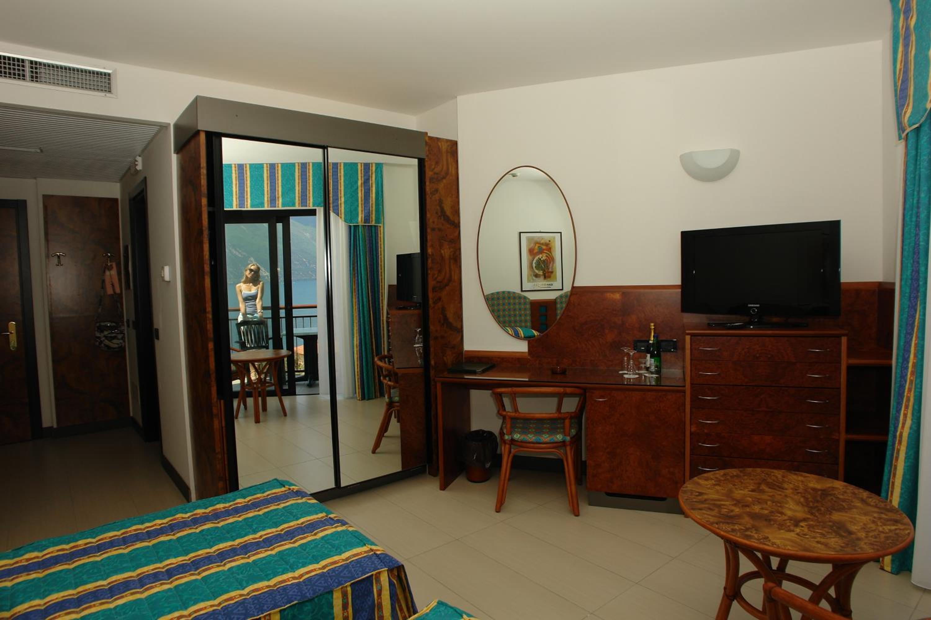Double or Twin Room with Lake View