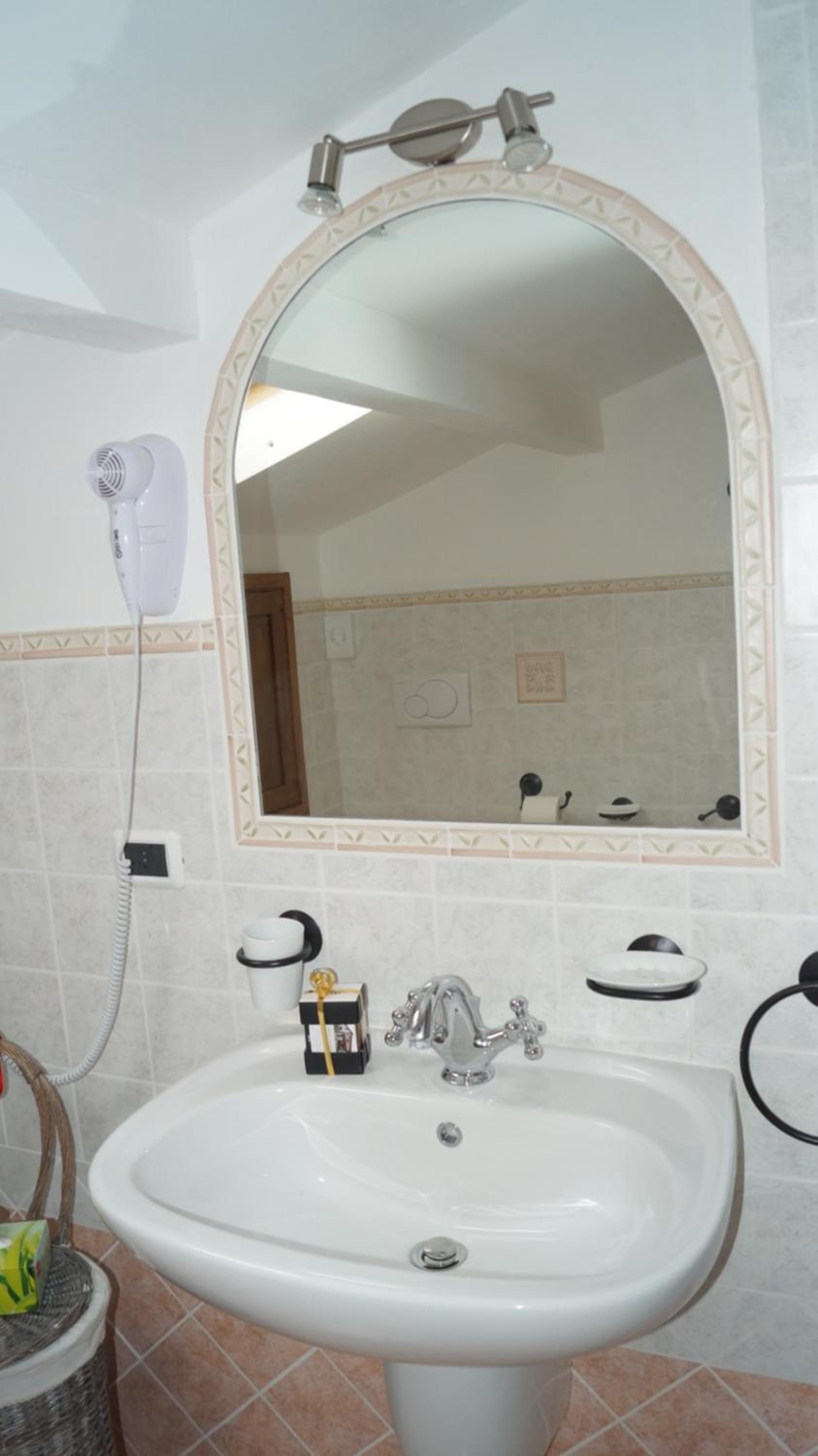 Large Double Room - Photo 7