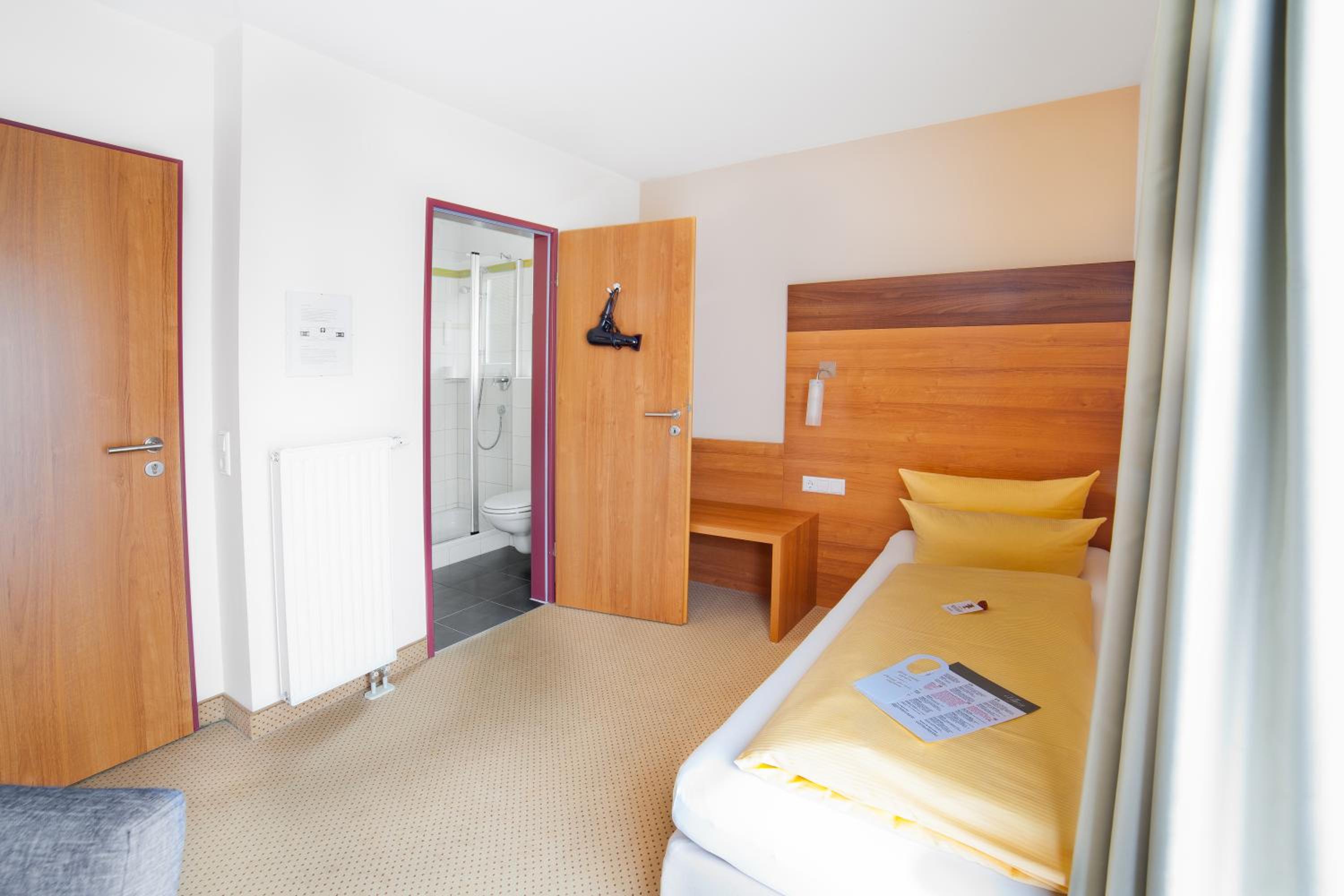 Small Single Room photo 3