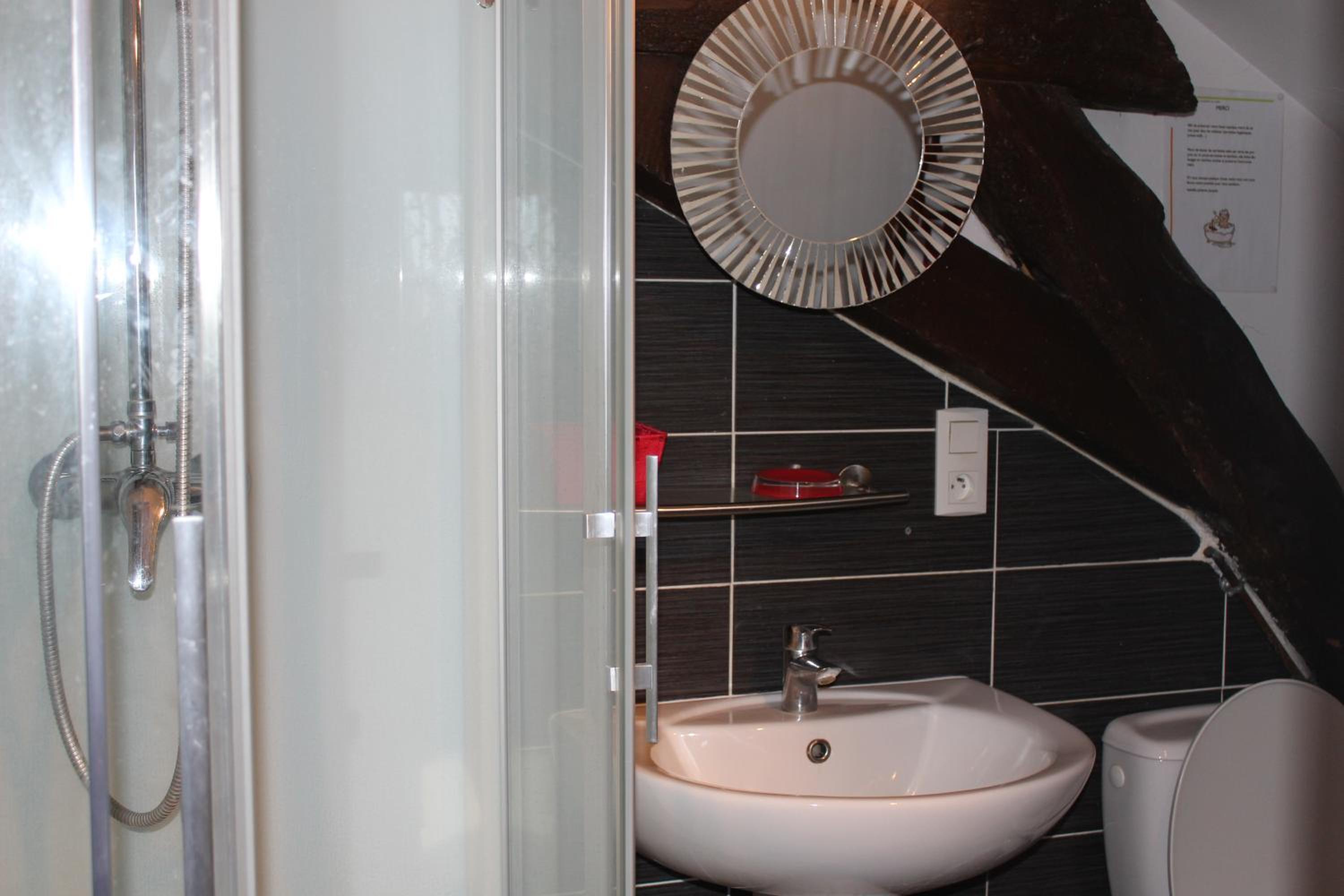 Family Room with Private Bathroom - Photo 3