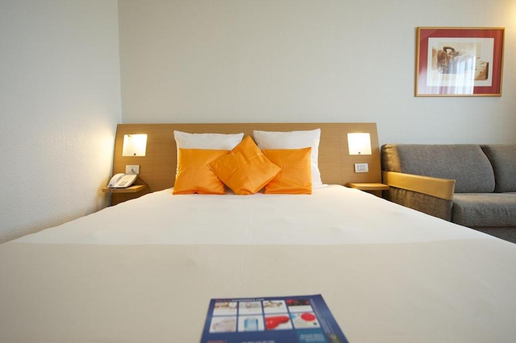 Standard Double Room - Photo 8