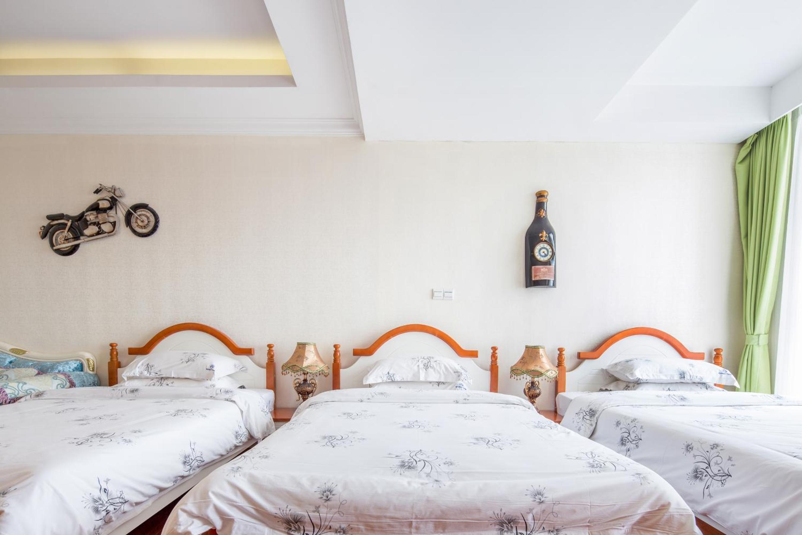 Standard Triple Room with City View - Photo 5