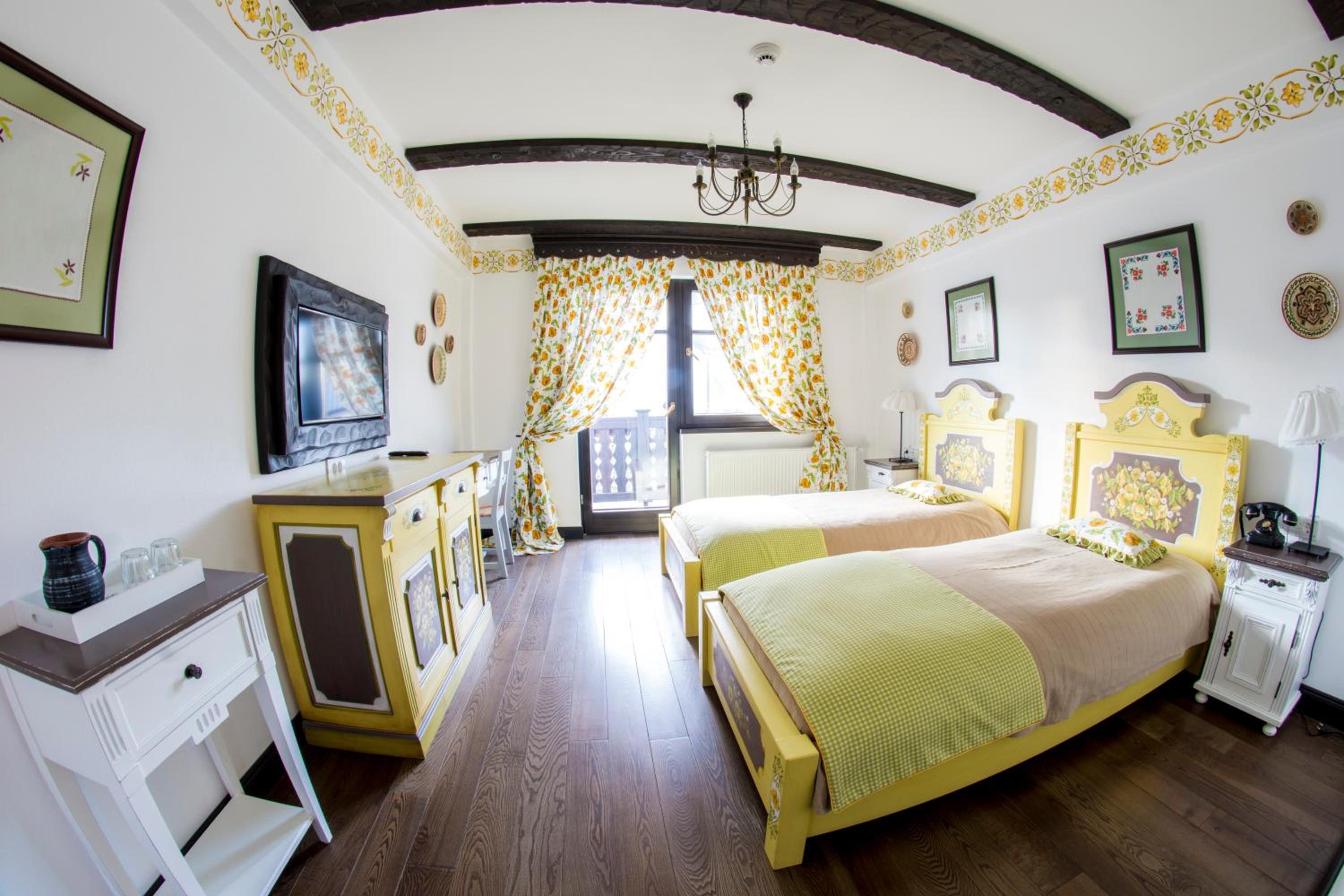 Twin Room with Private Bathroom photo 2
