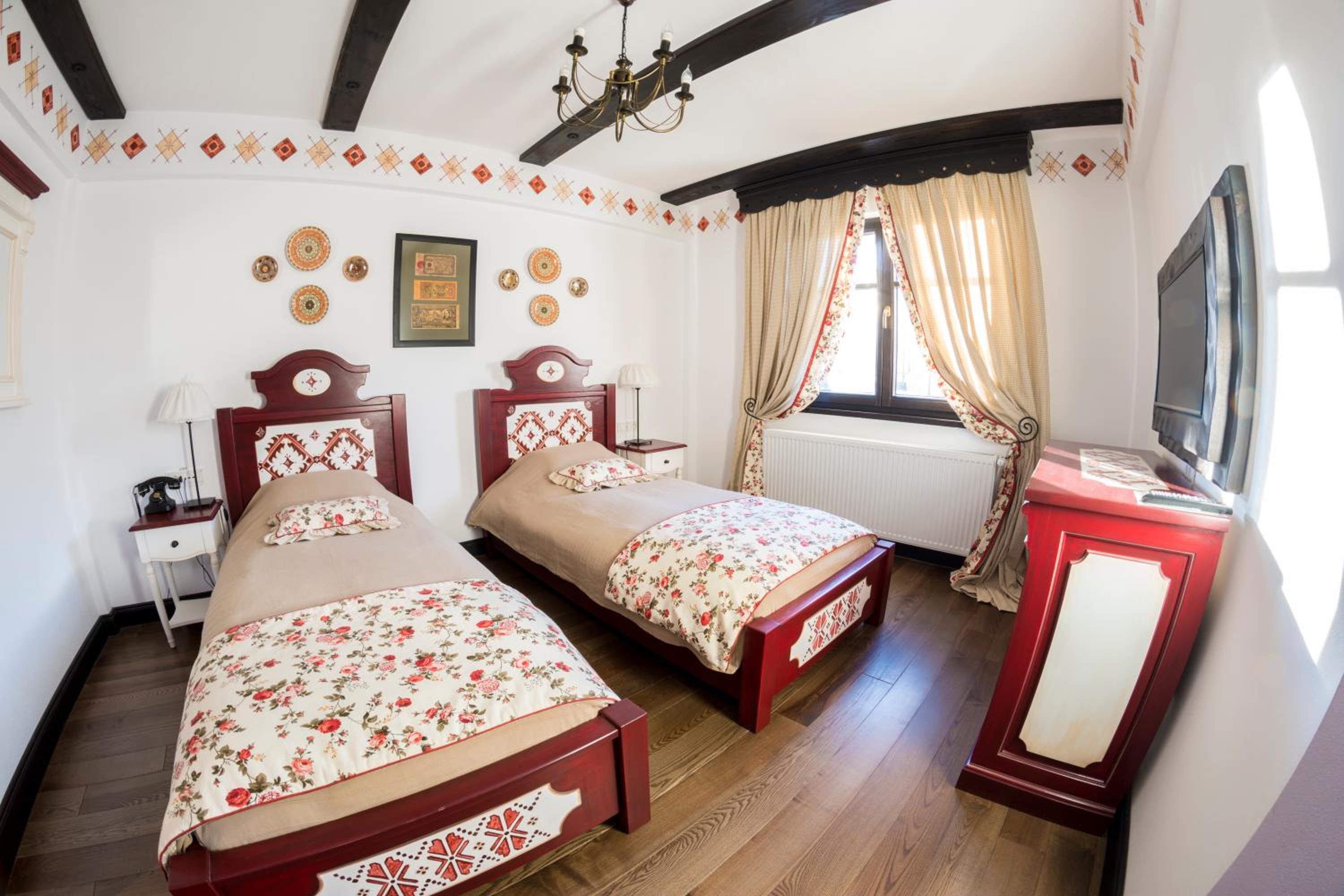Twin Room with Private Bathroom photo 3