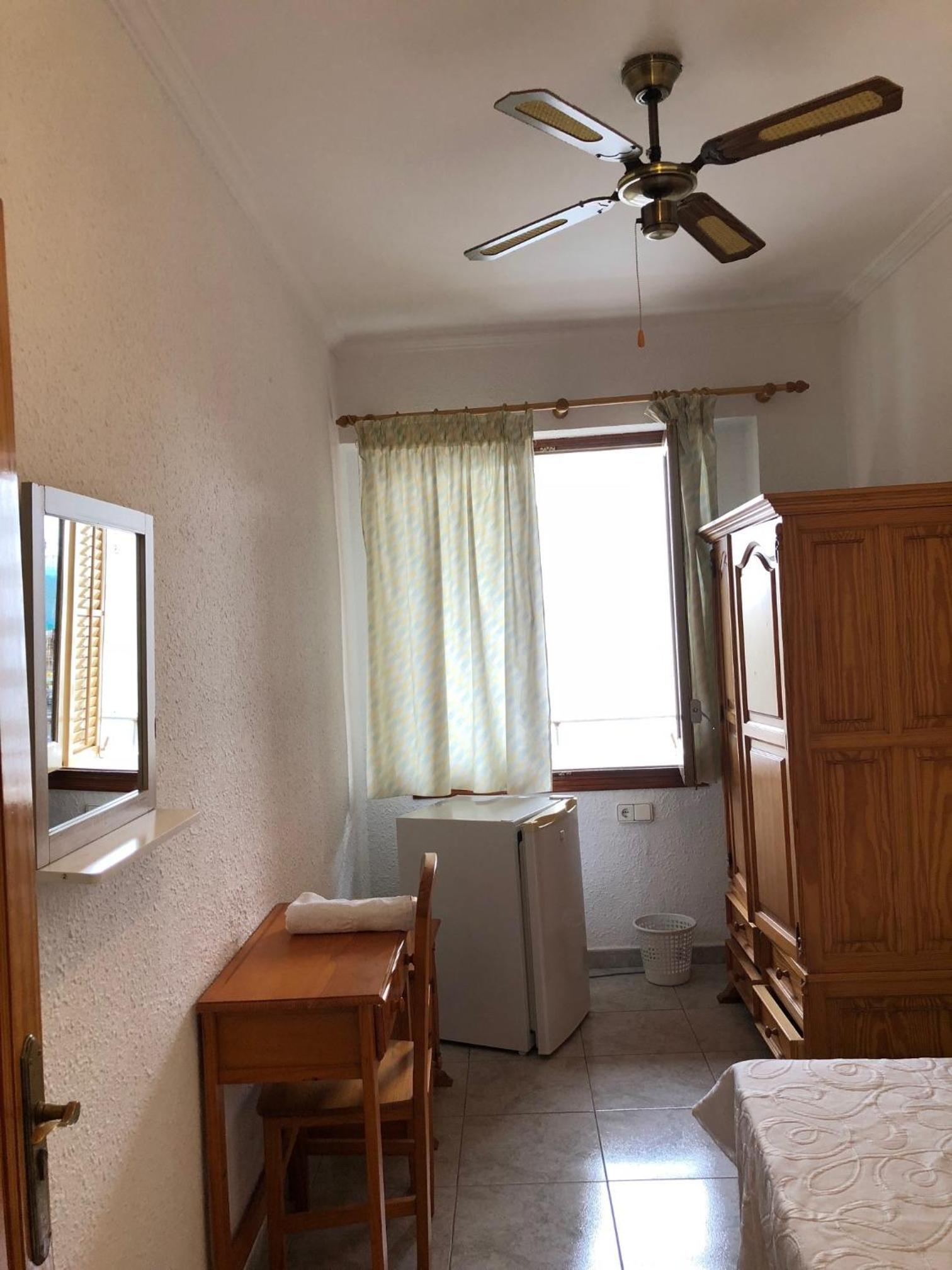 Habitación individual con baño compartido