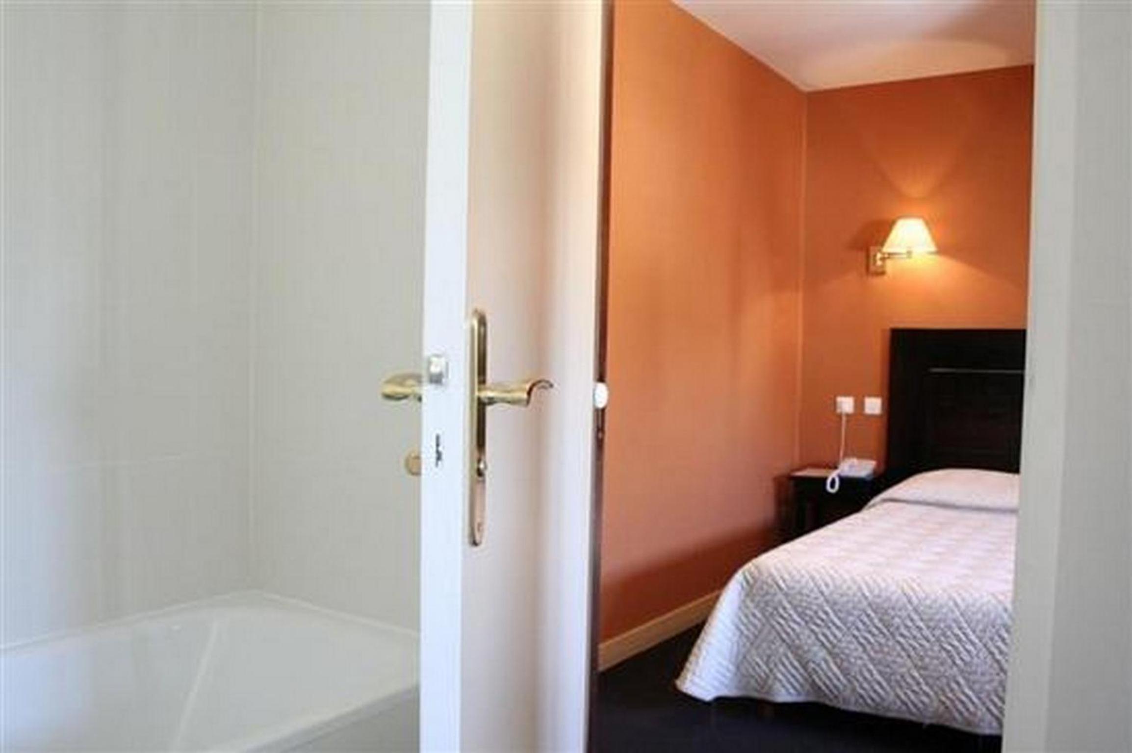 Standard Double or Twin Room - Photo 4