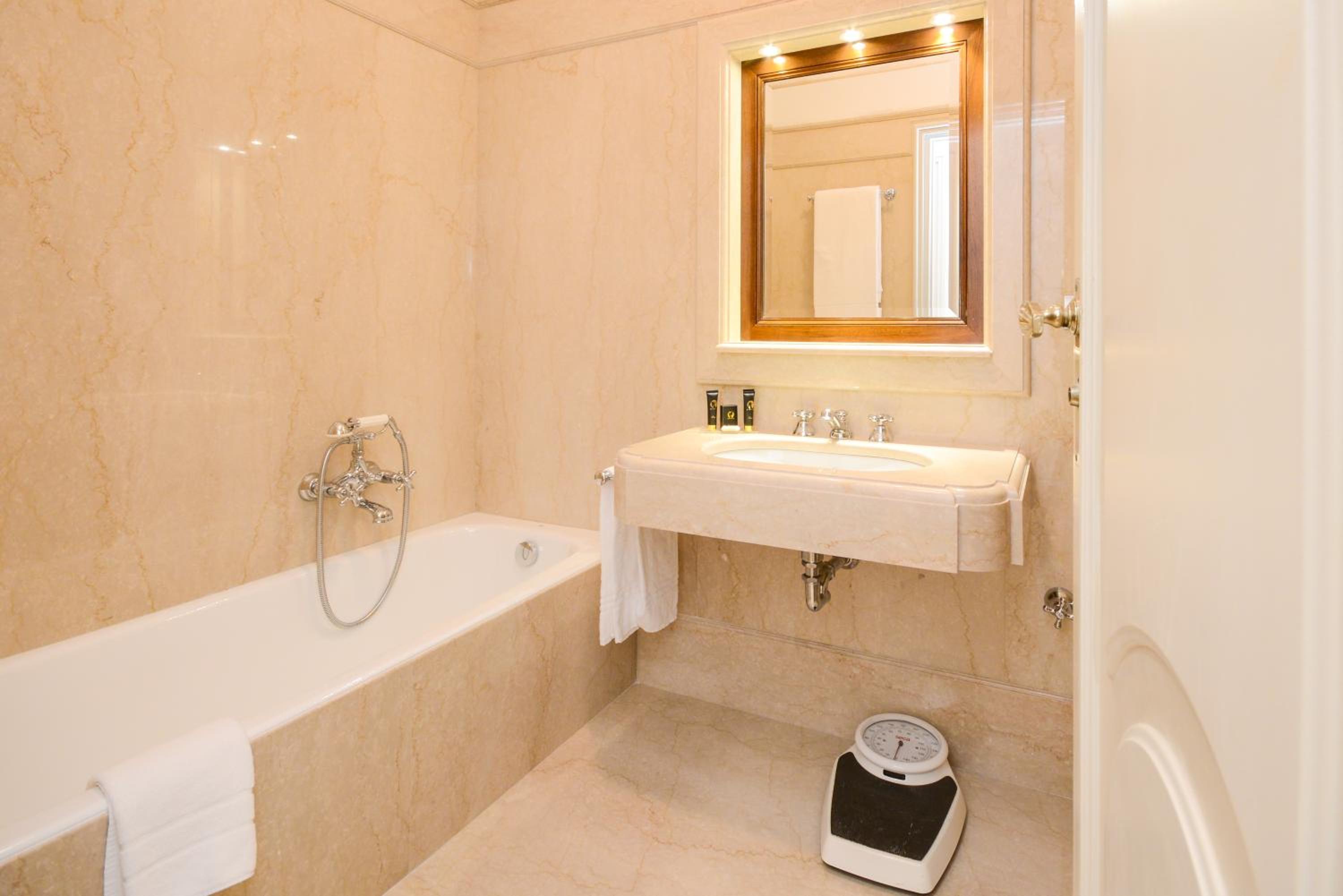 Suite - Photo 5