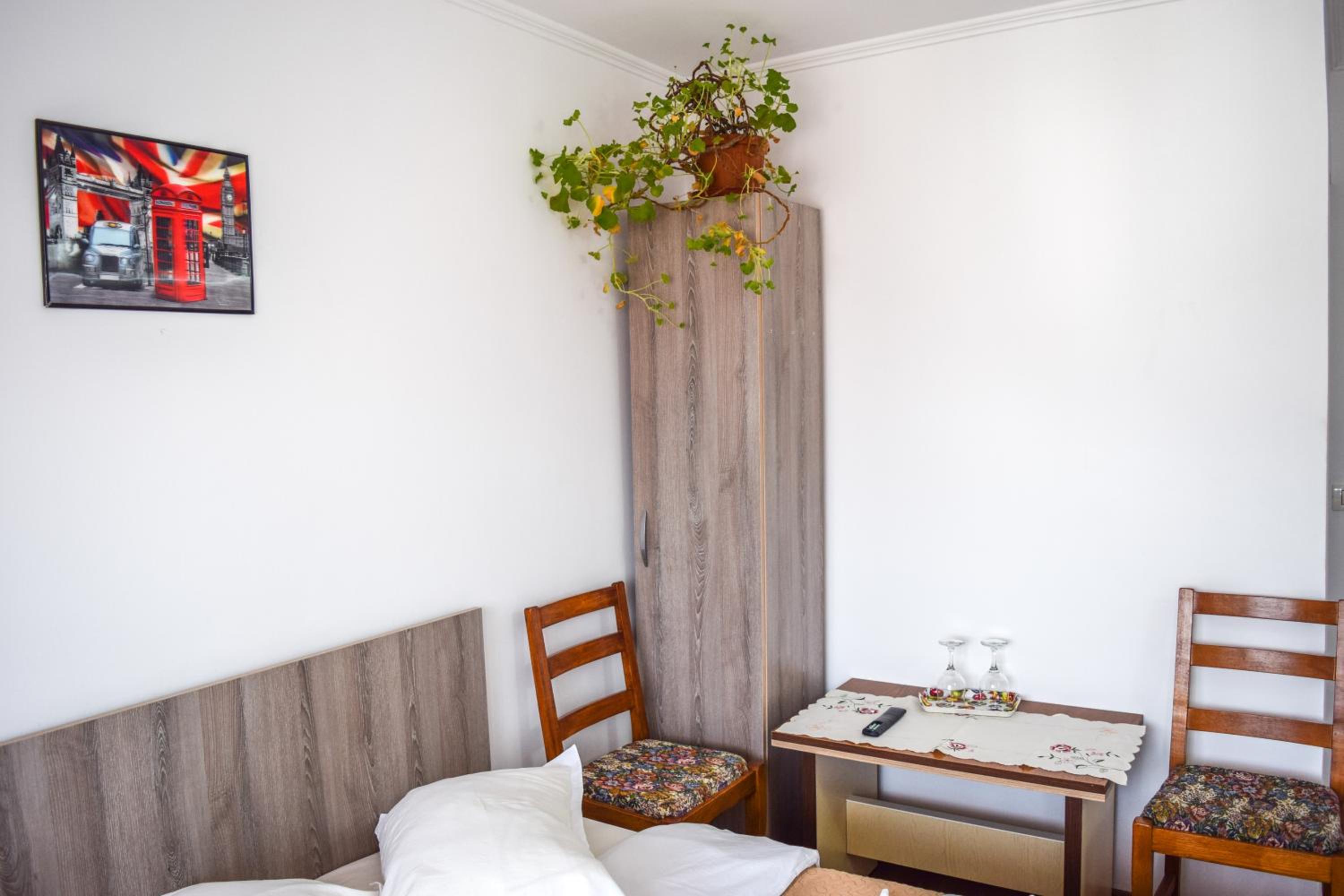 Standard Double Room - Photo 11