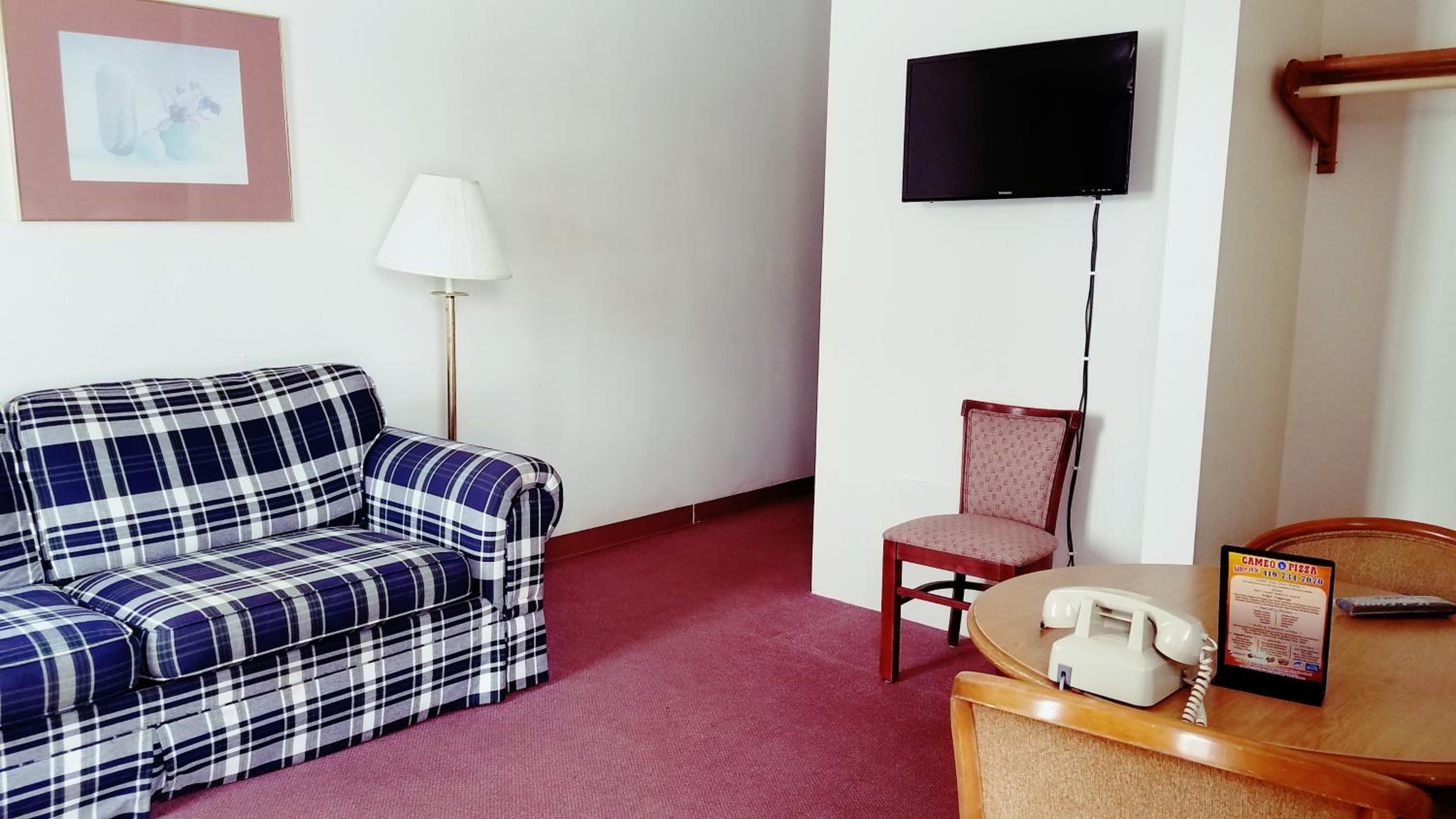 Deluxe King Suite - Photo 2