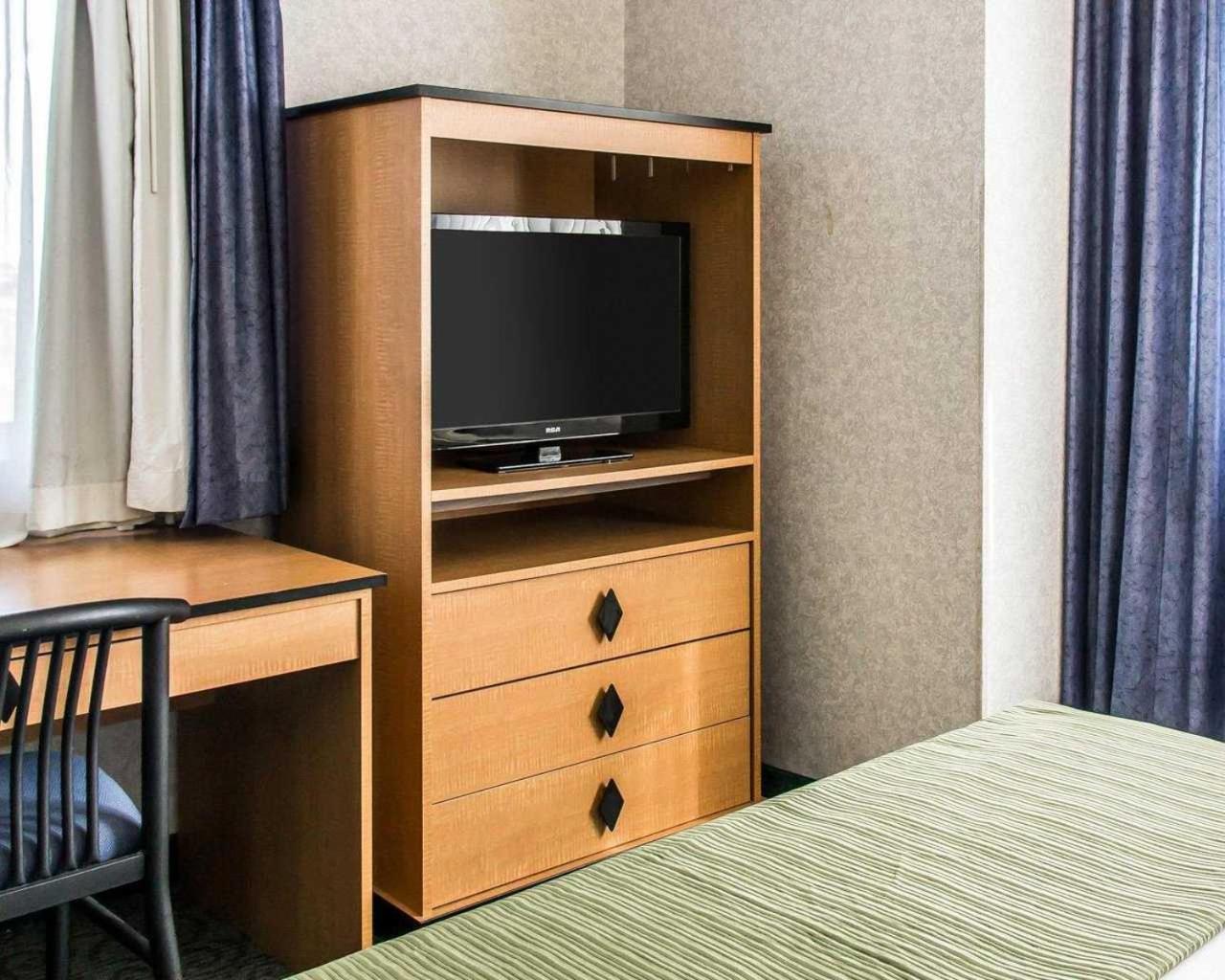 King Room - Non-Smoking - Photo 4