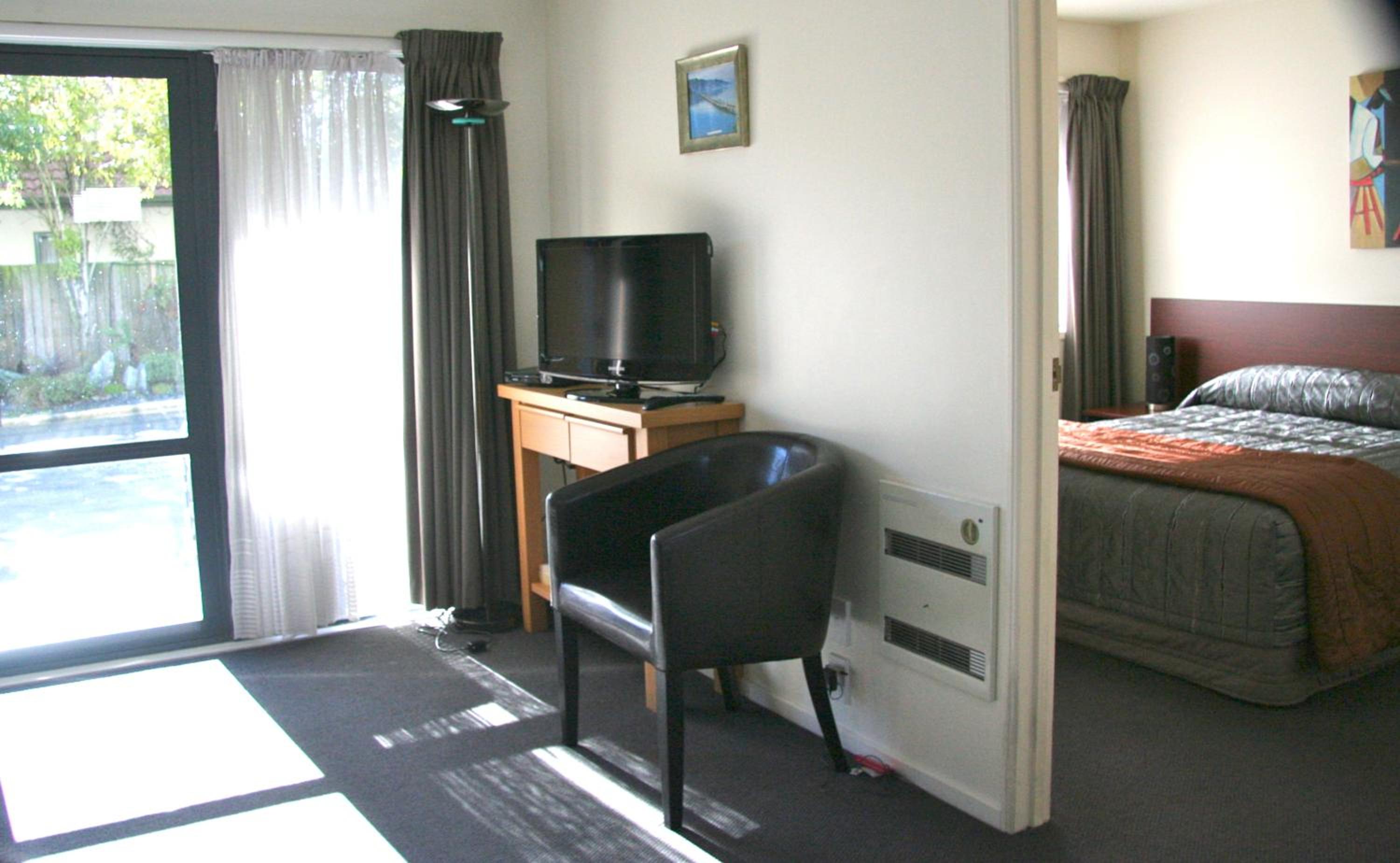 One-Bedroom Apartment - Photo 2