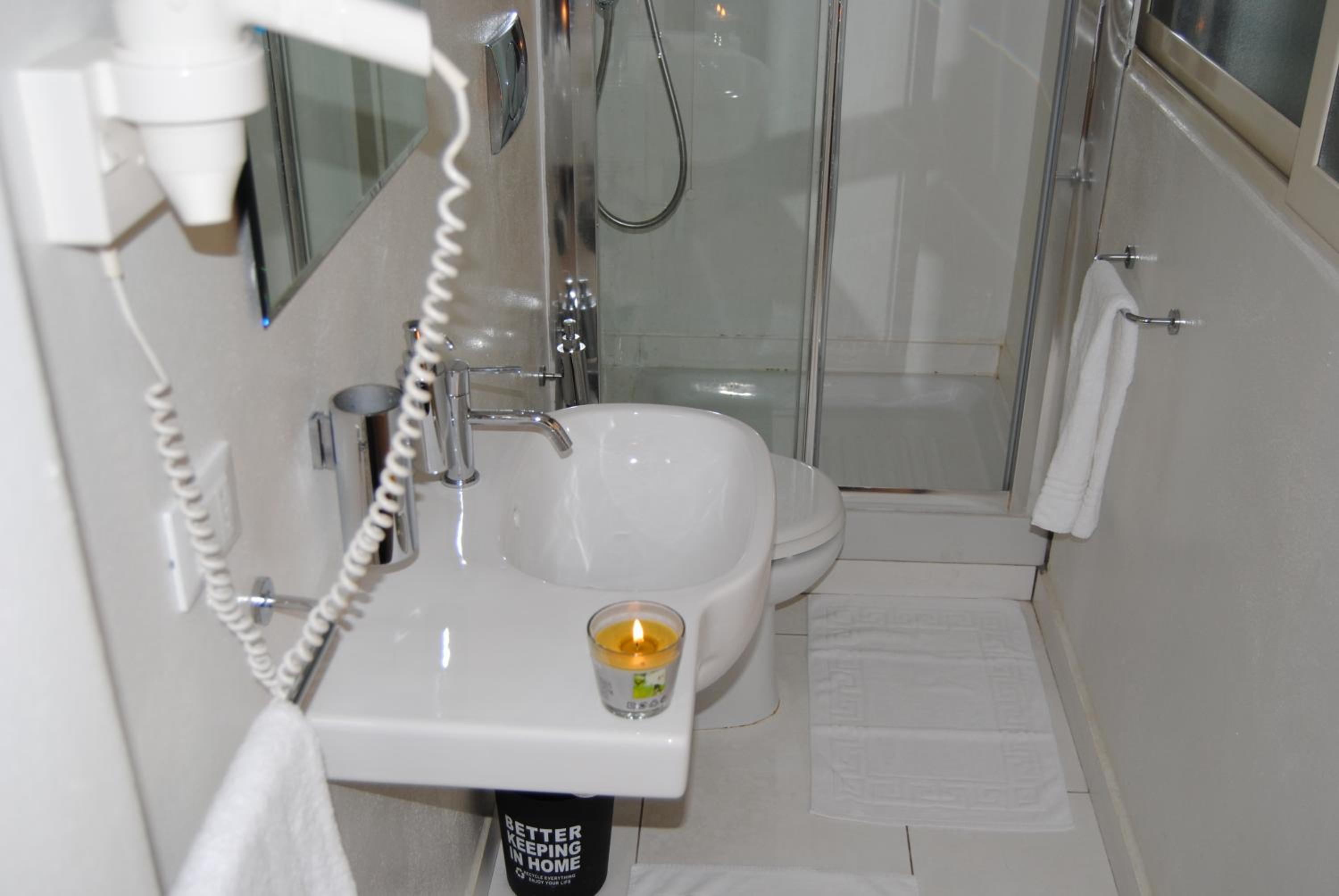 Twin Room with Private External Bathroom photo 2