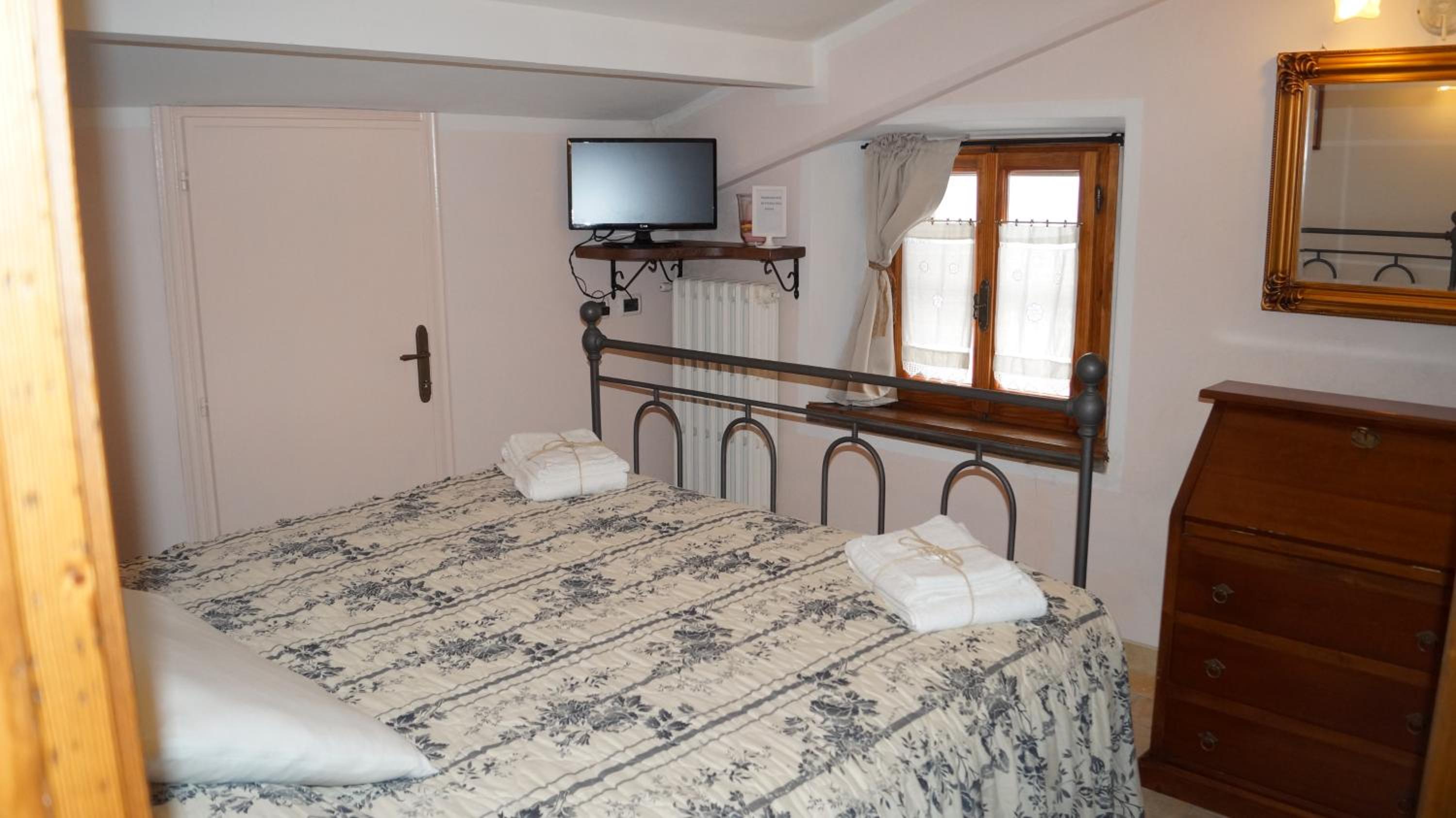 Double Room - Photo 5