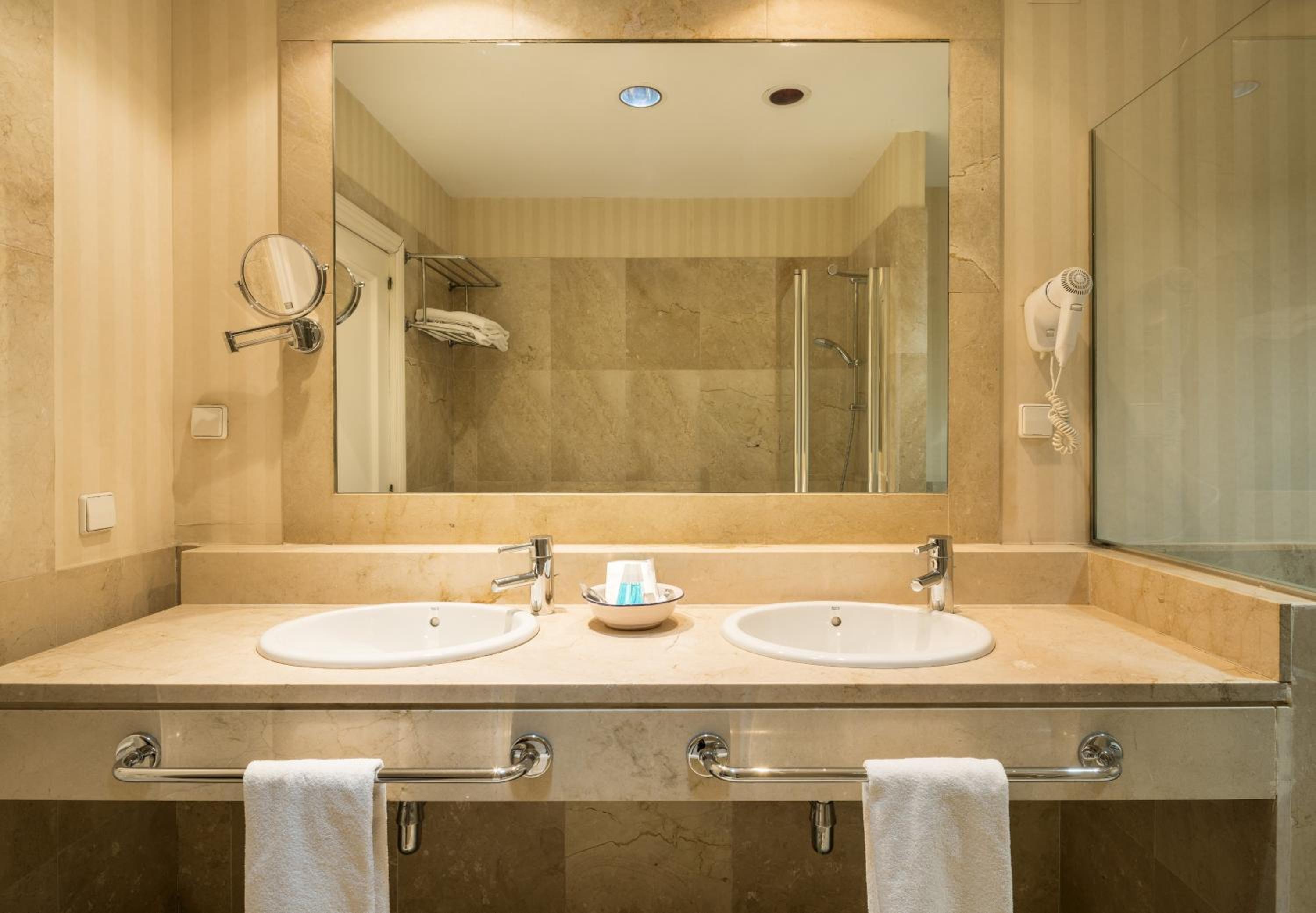 Double or Twin Room - Photo 3