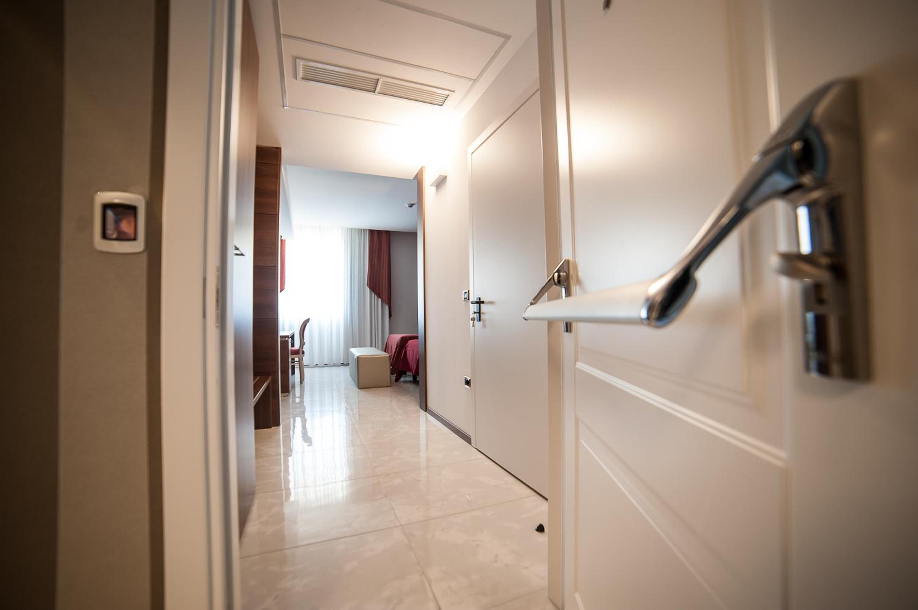 Twin Room - Disability Access photo 3