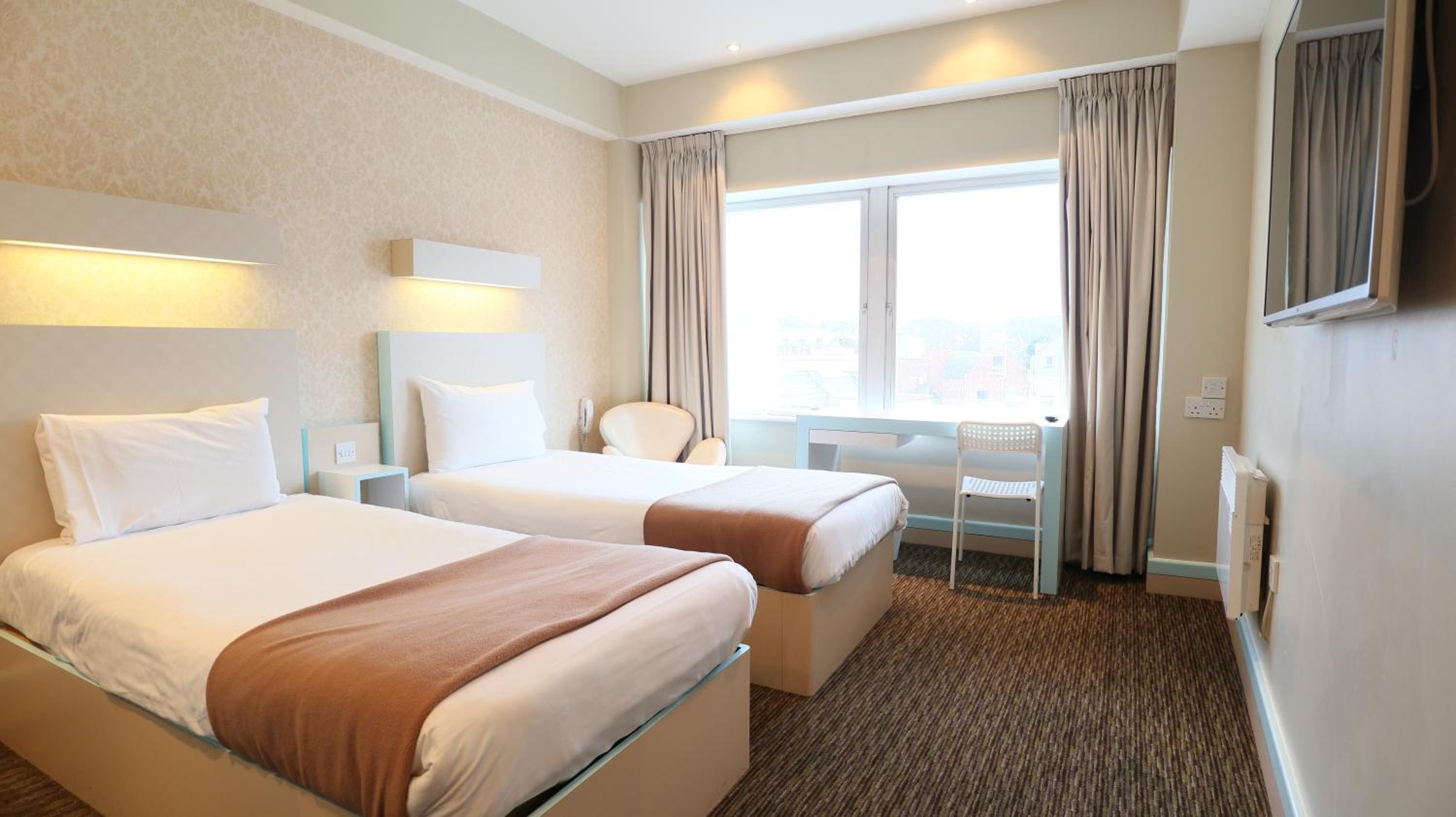 Standard Twin Room - Photo 2