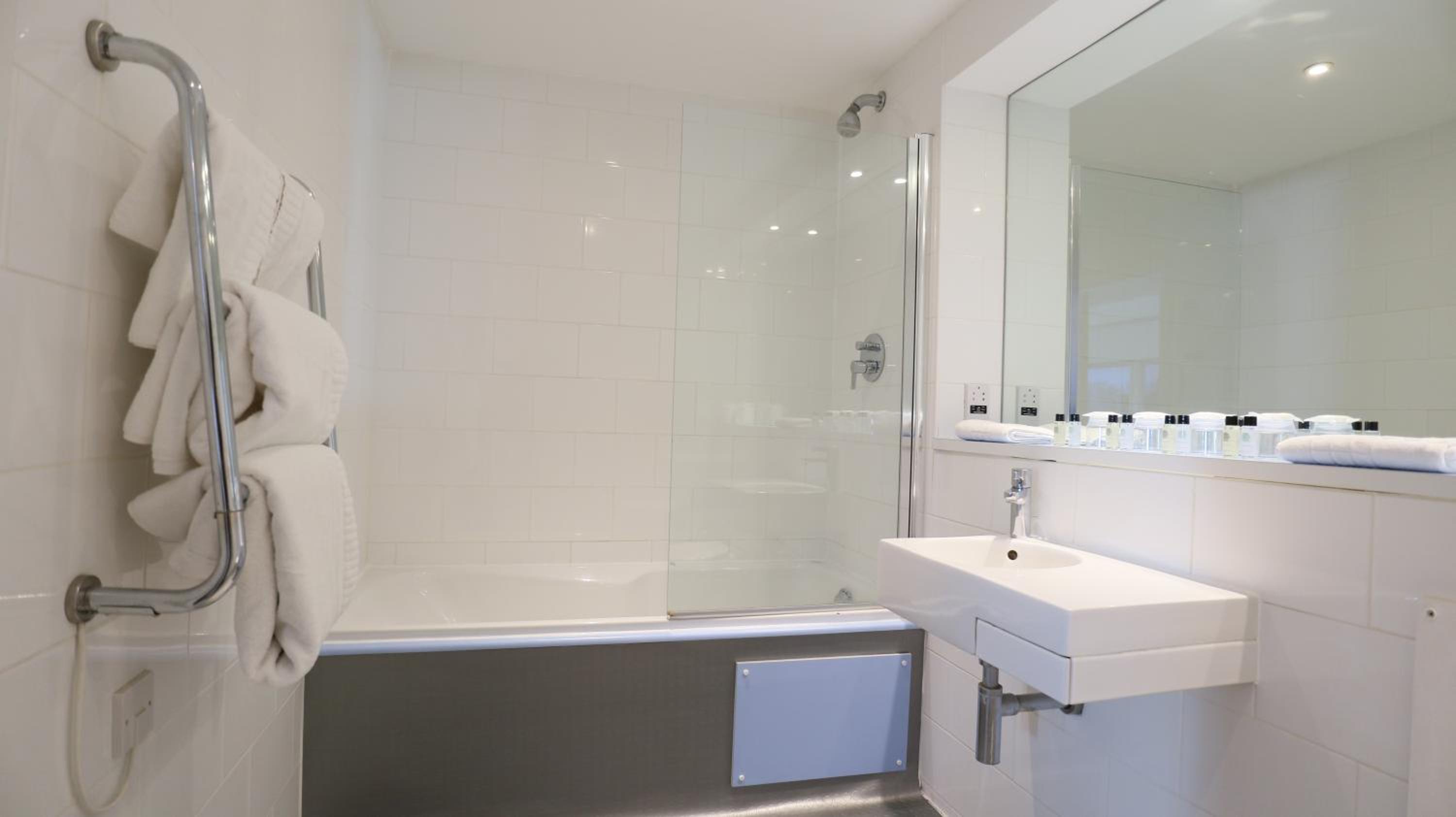 Twin Room - Disability Access photo 3
