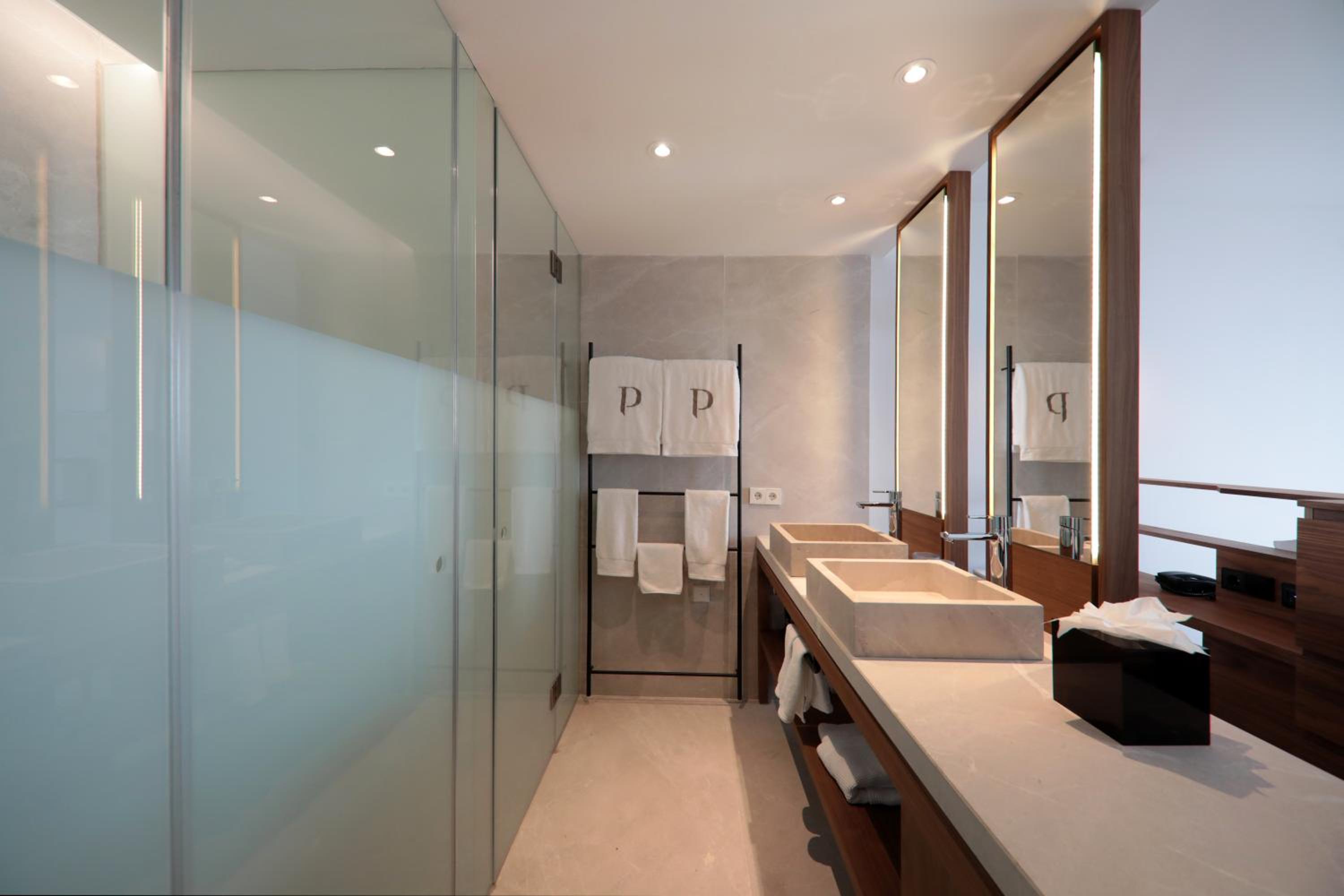 Double Room with Spa Access thumbnail 6