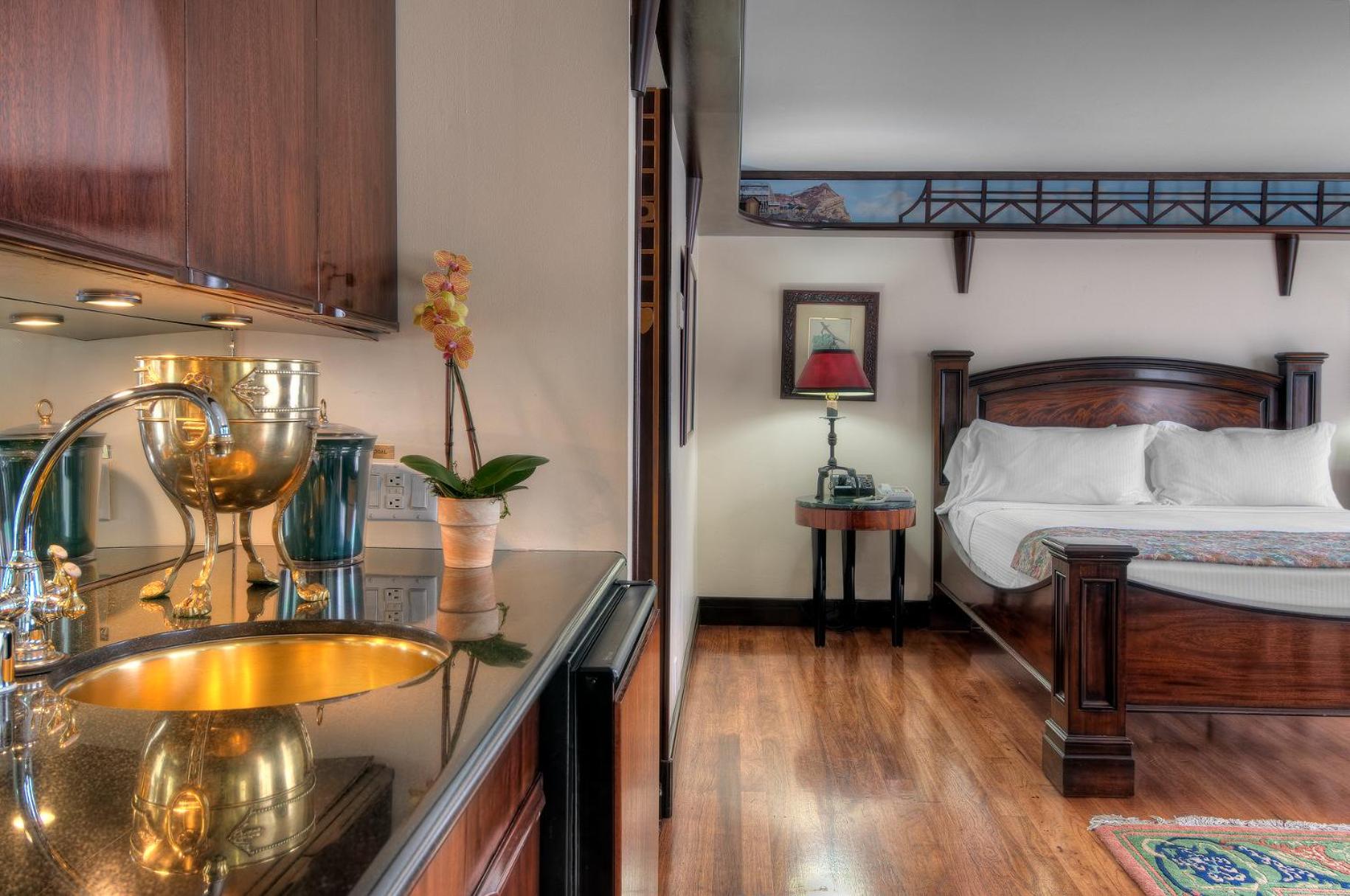 Signature Suite - Photo 3