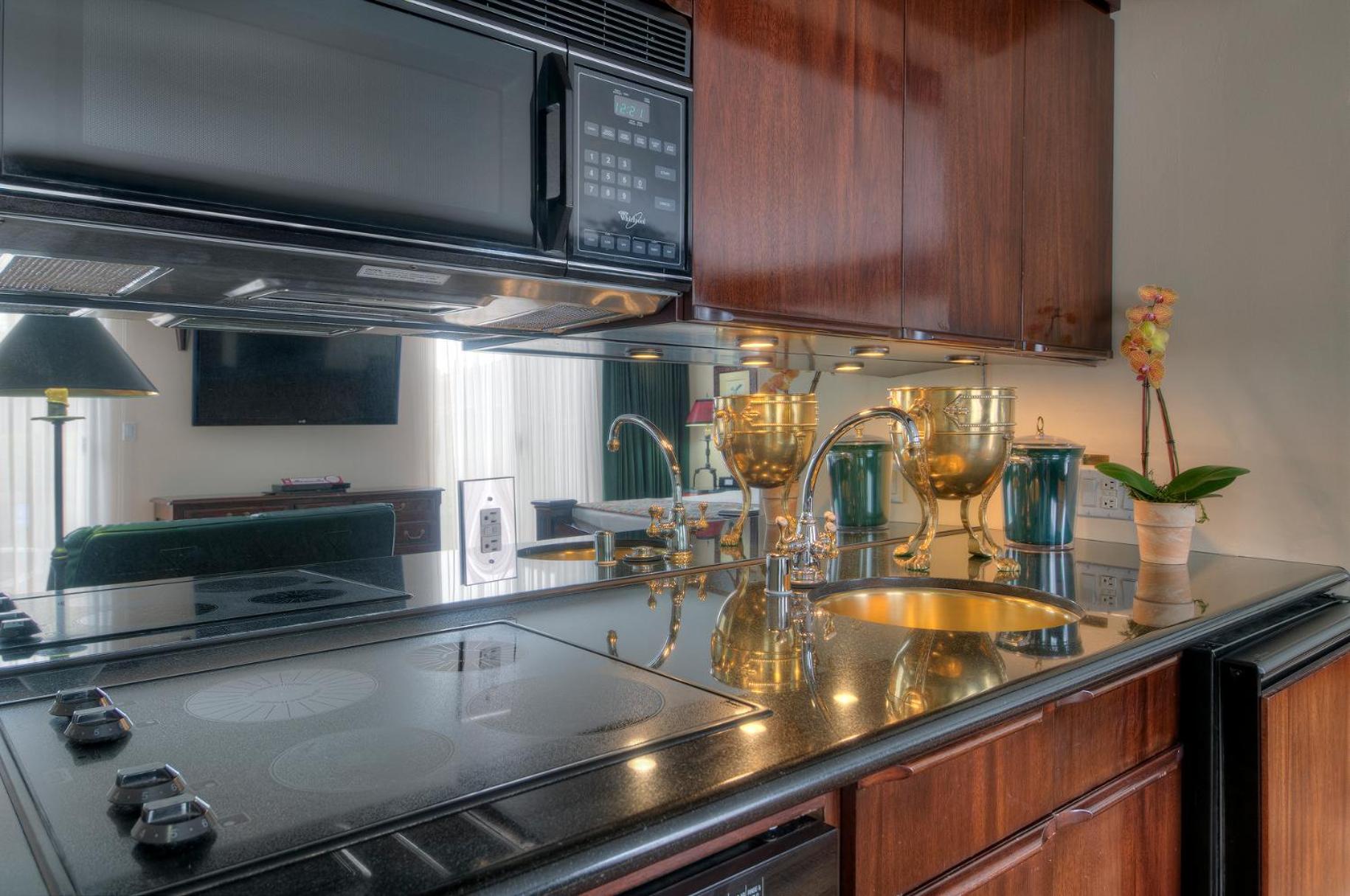 Signature Suite - Photo 2