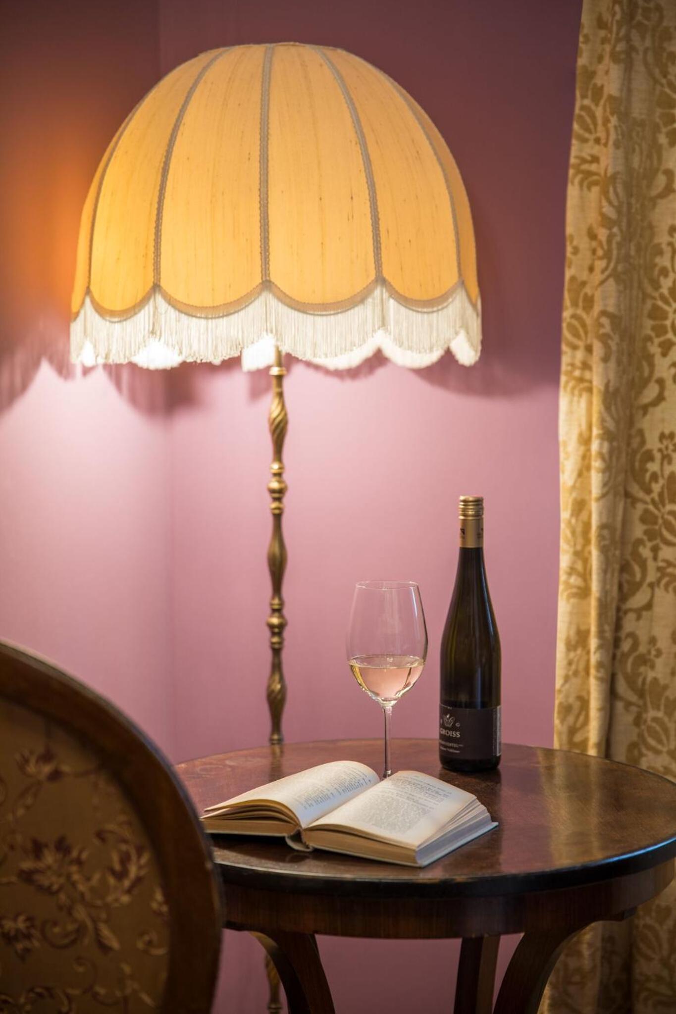 Double Room with Danube View - Photo 4