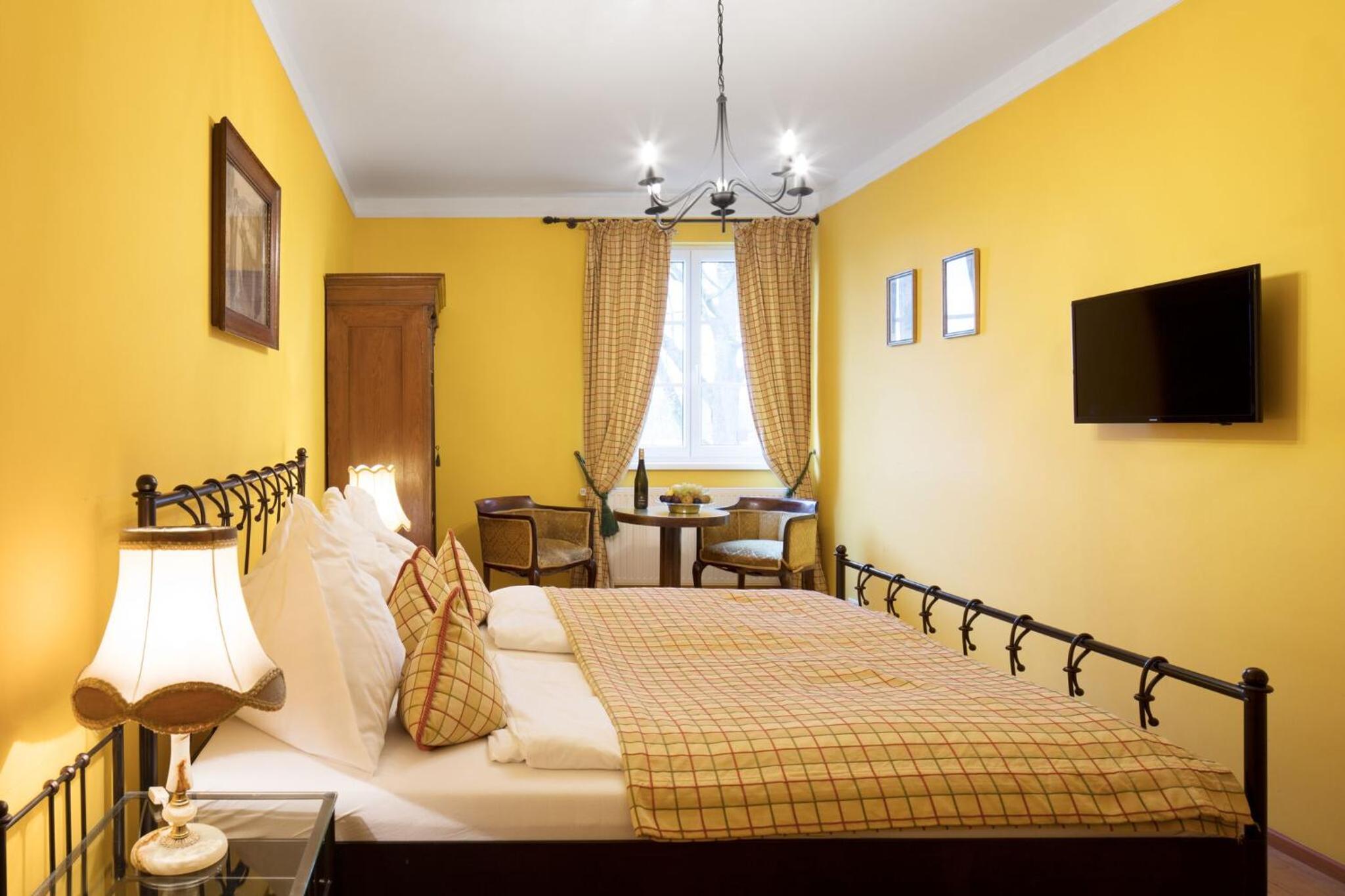 Double Room with Danube View - Photo 5