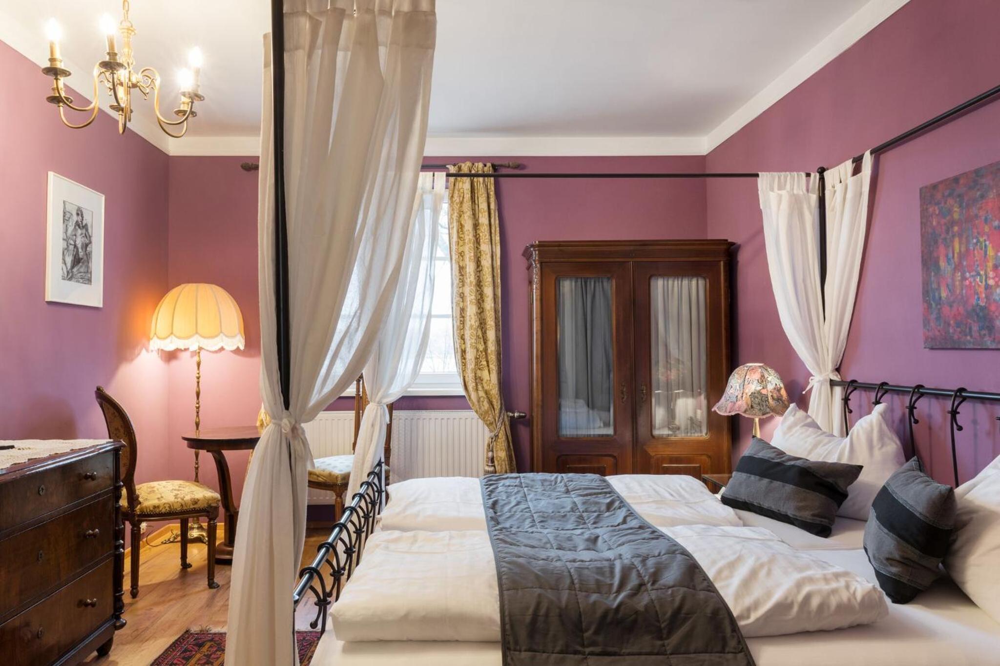 Double Room with Danube View - Photo 3