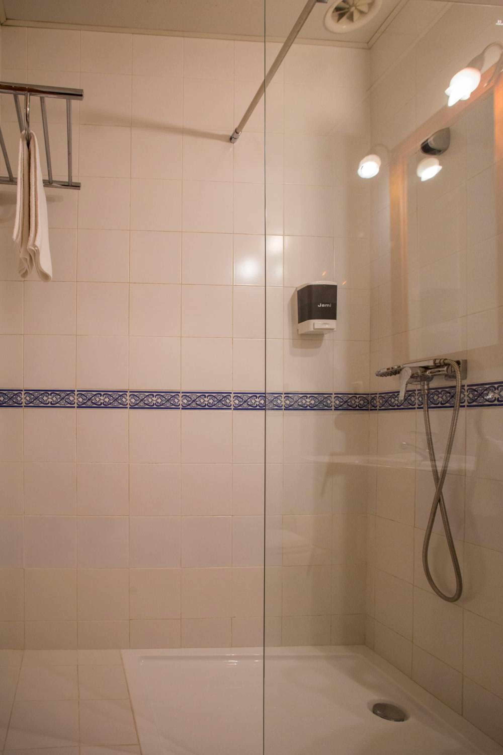 Twin Room - Photo 2