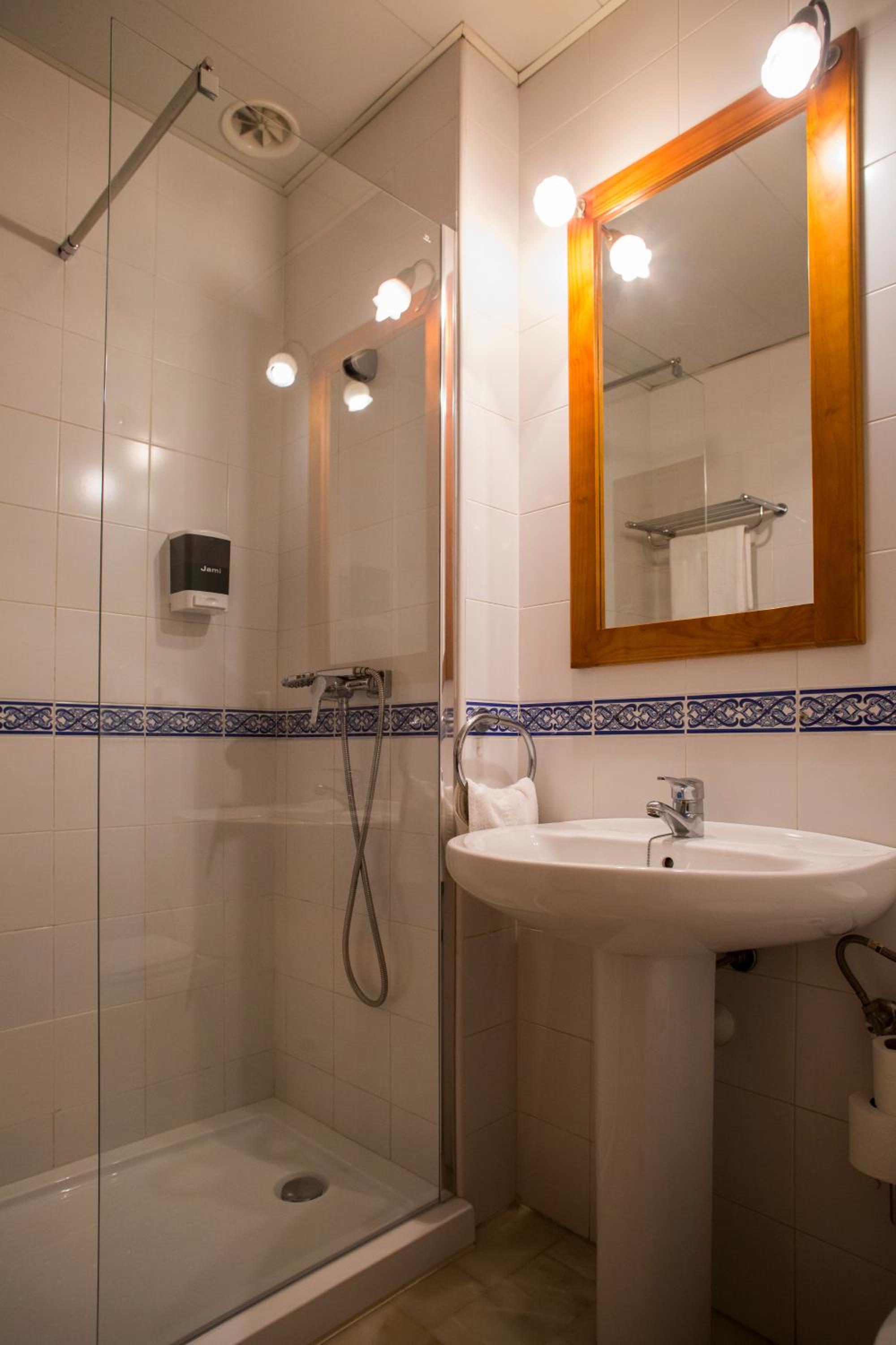 Twin Room - Photo 3