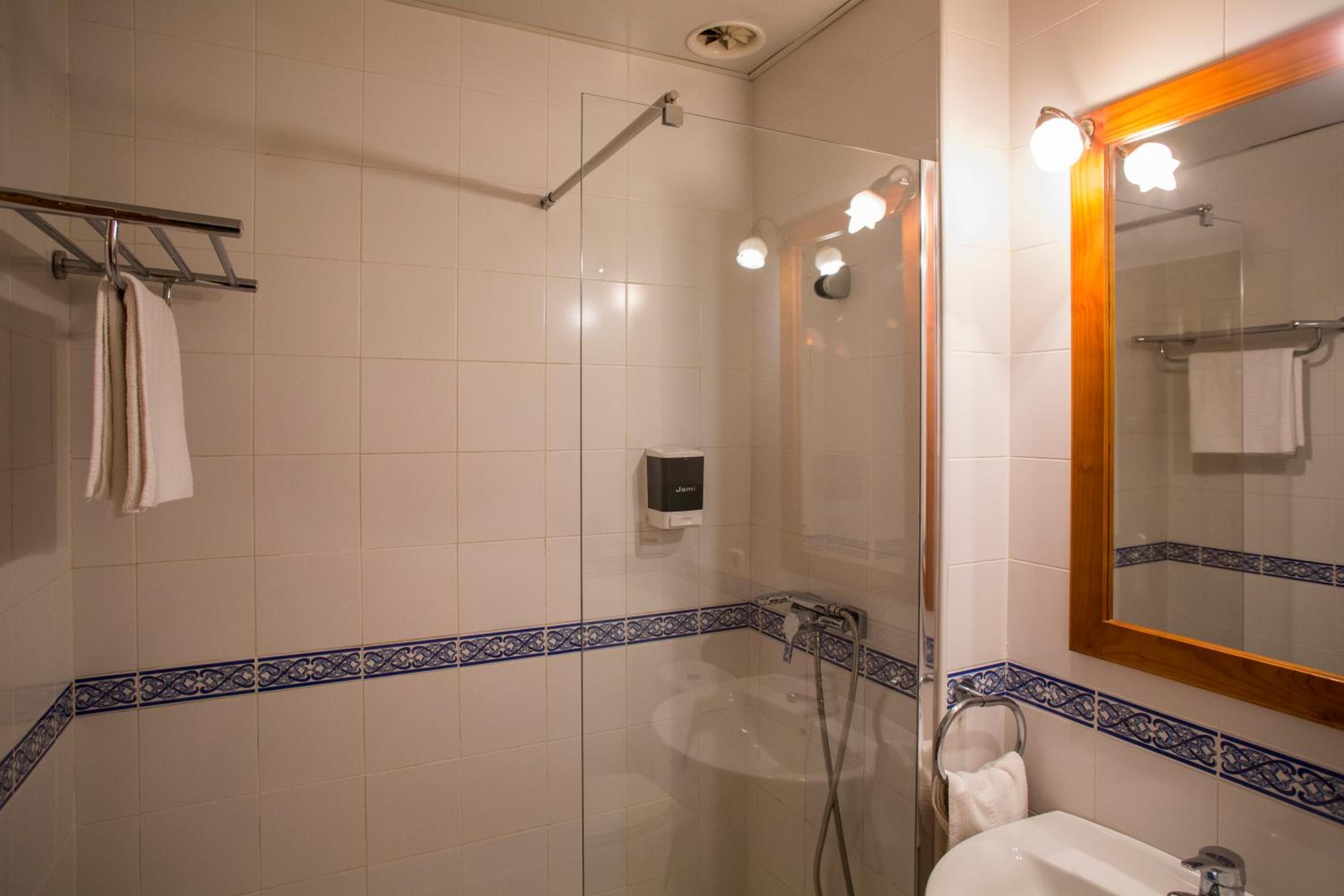 Twin Room - Photo 4