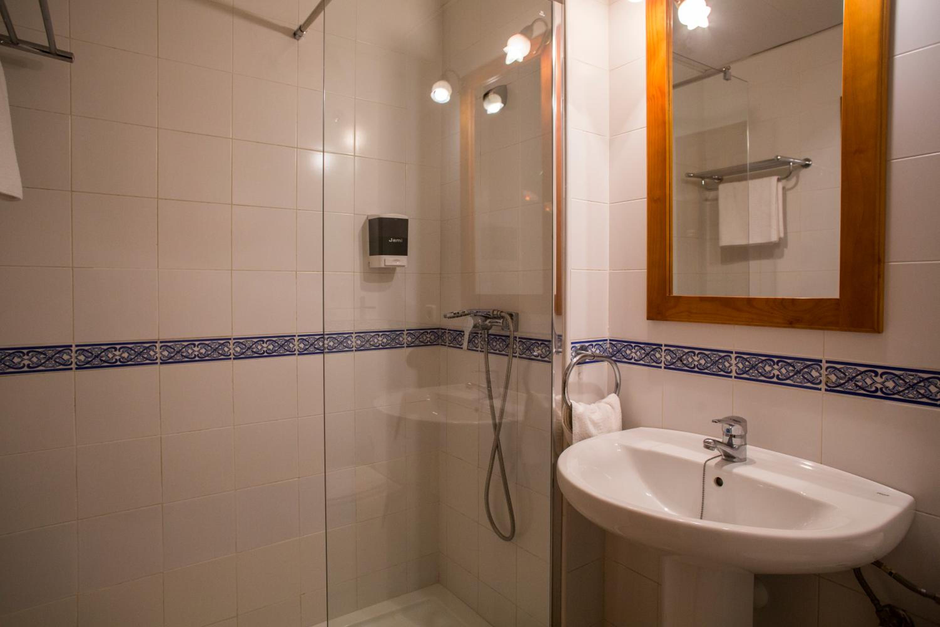 Twin Room - Photo 6