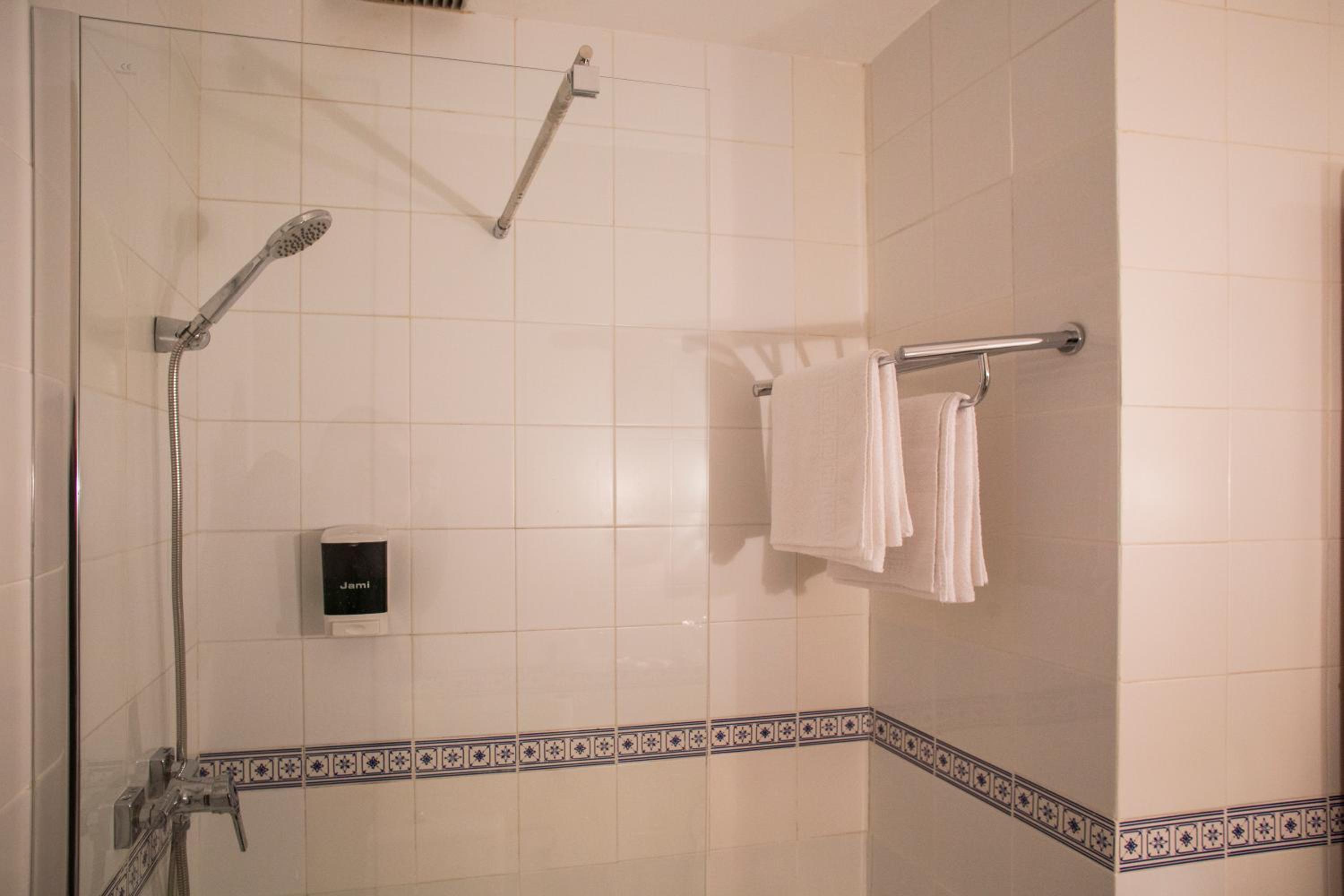 Twin Room - Photo 9
