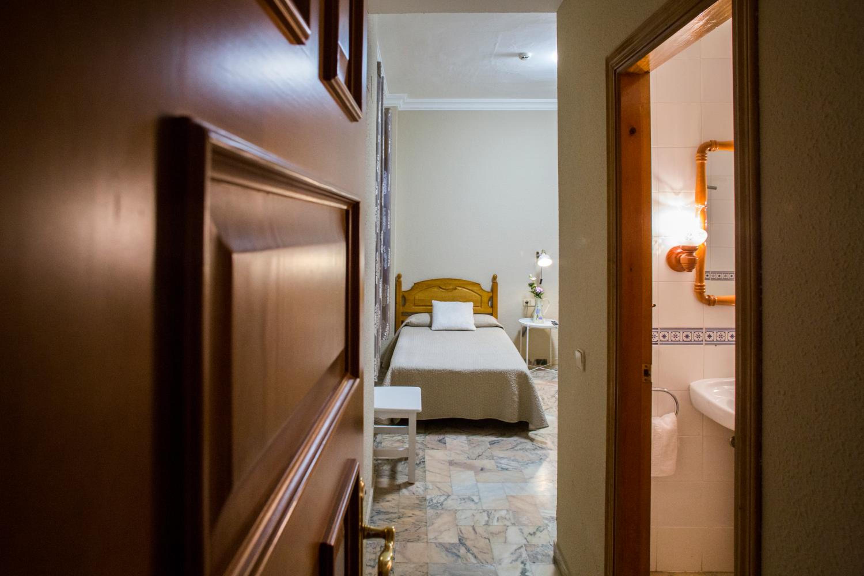 Twin Room - Photo 11