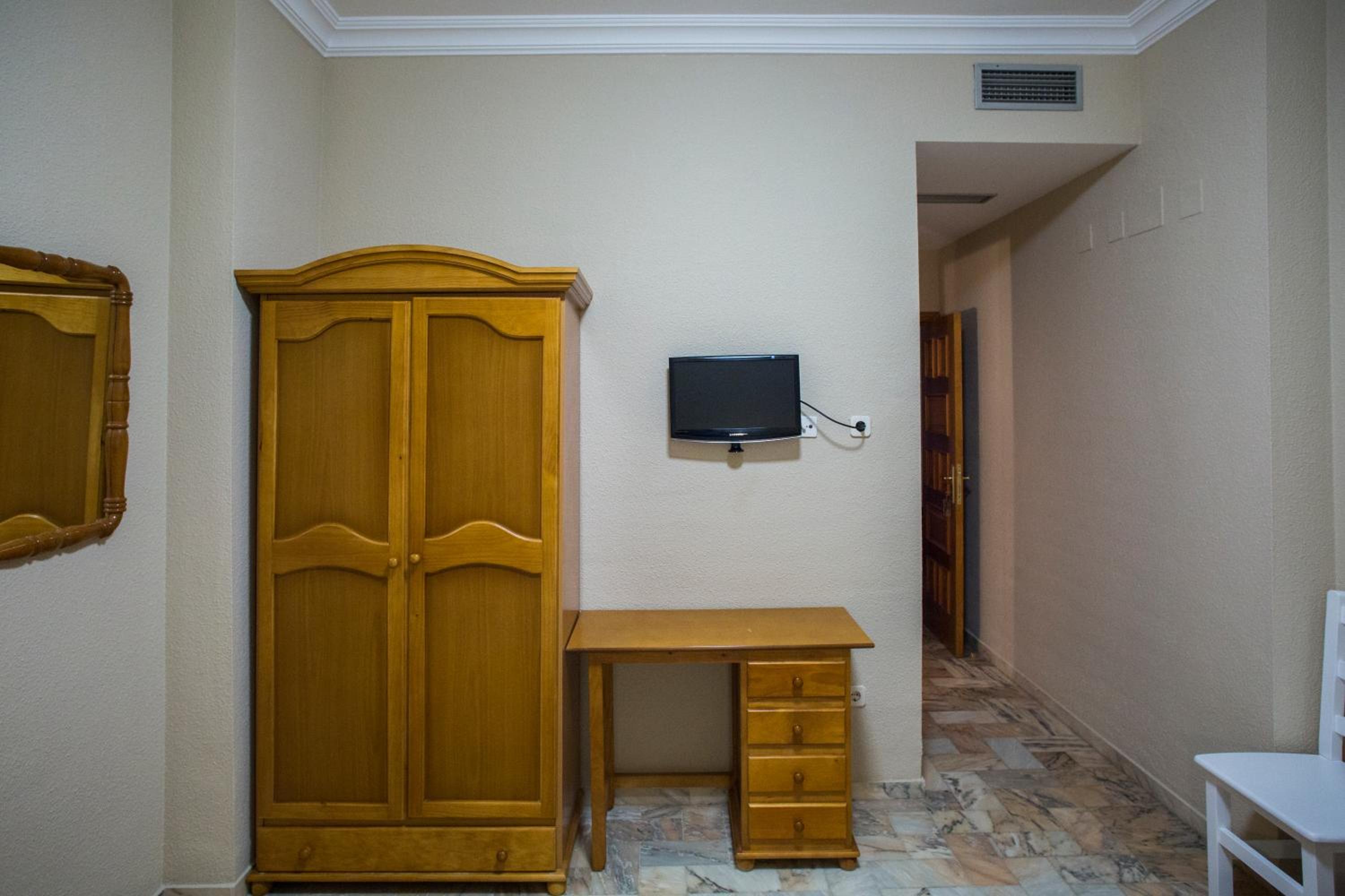Twin Room - Photo 12