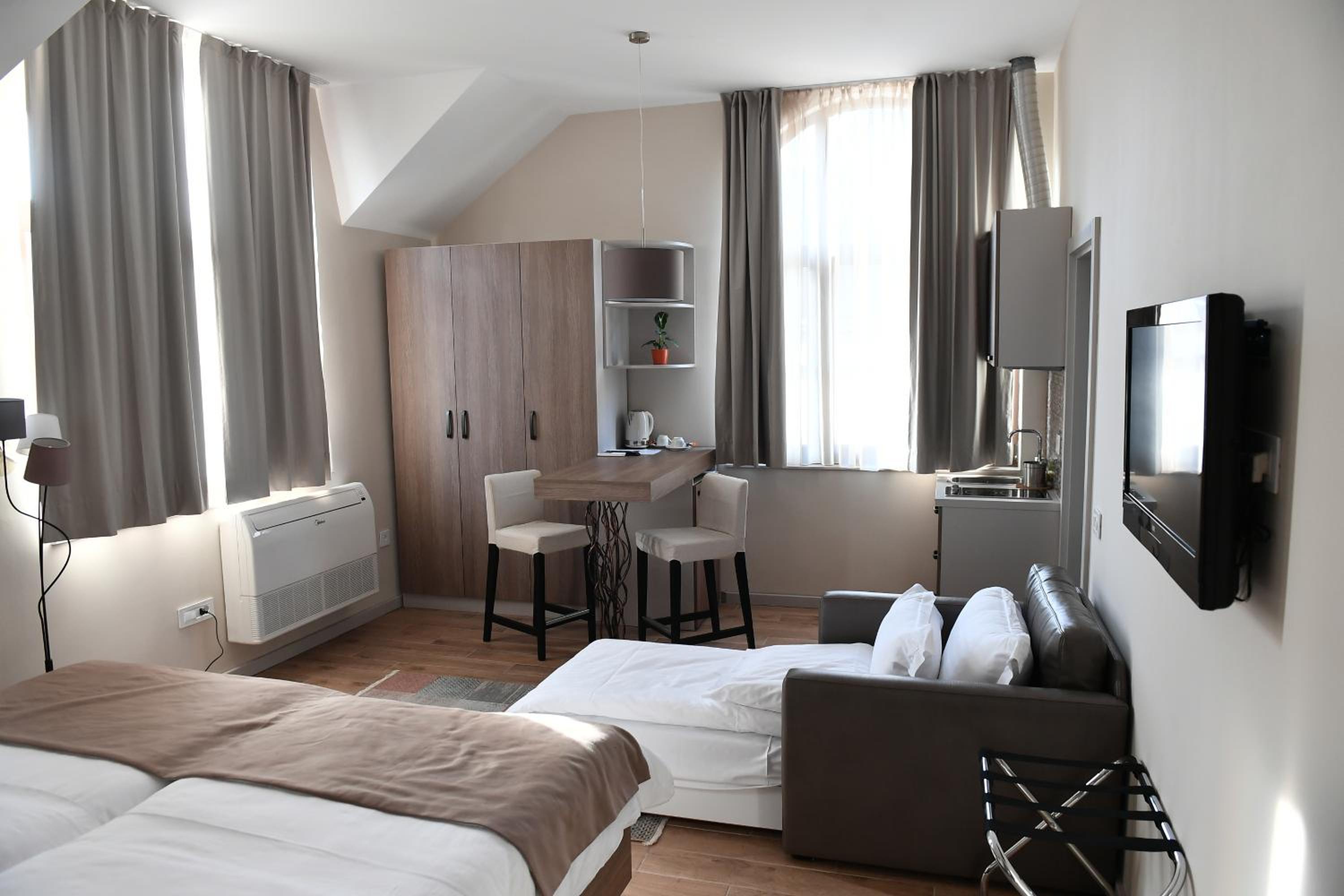 Deluxe Apartment with Free Parking - Photo 14