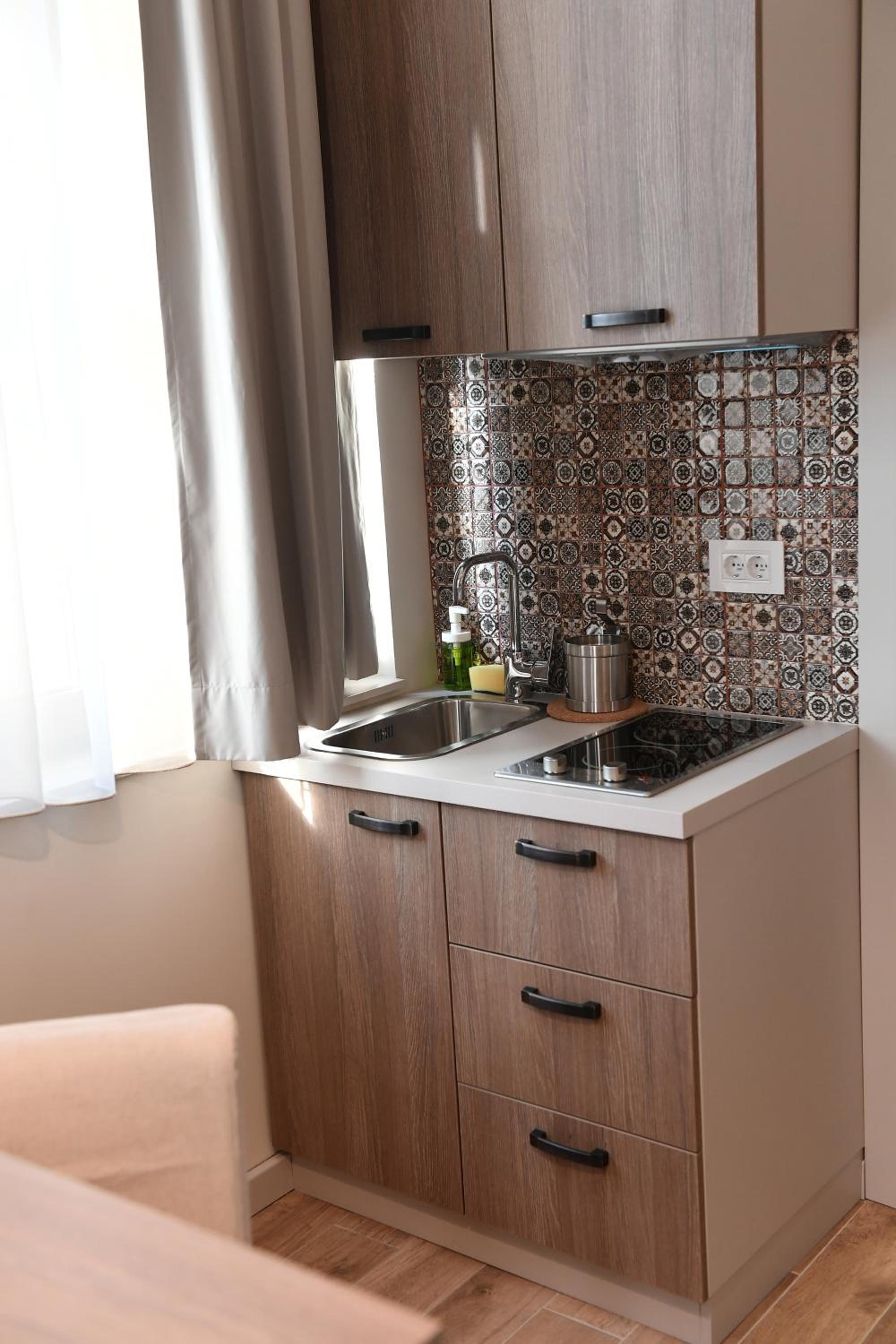 Deluxe Apartment with Free Parking - Photo 4