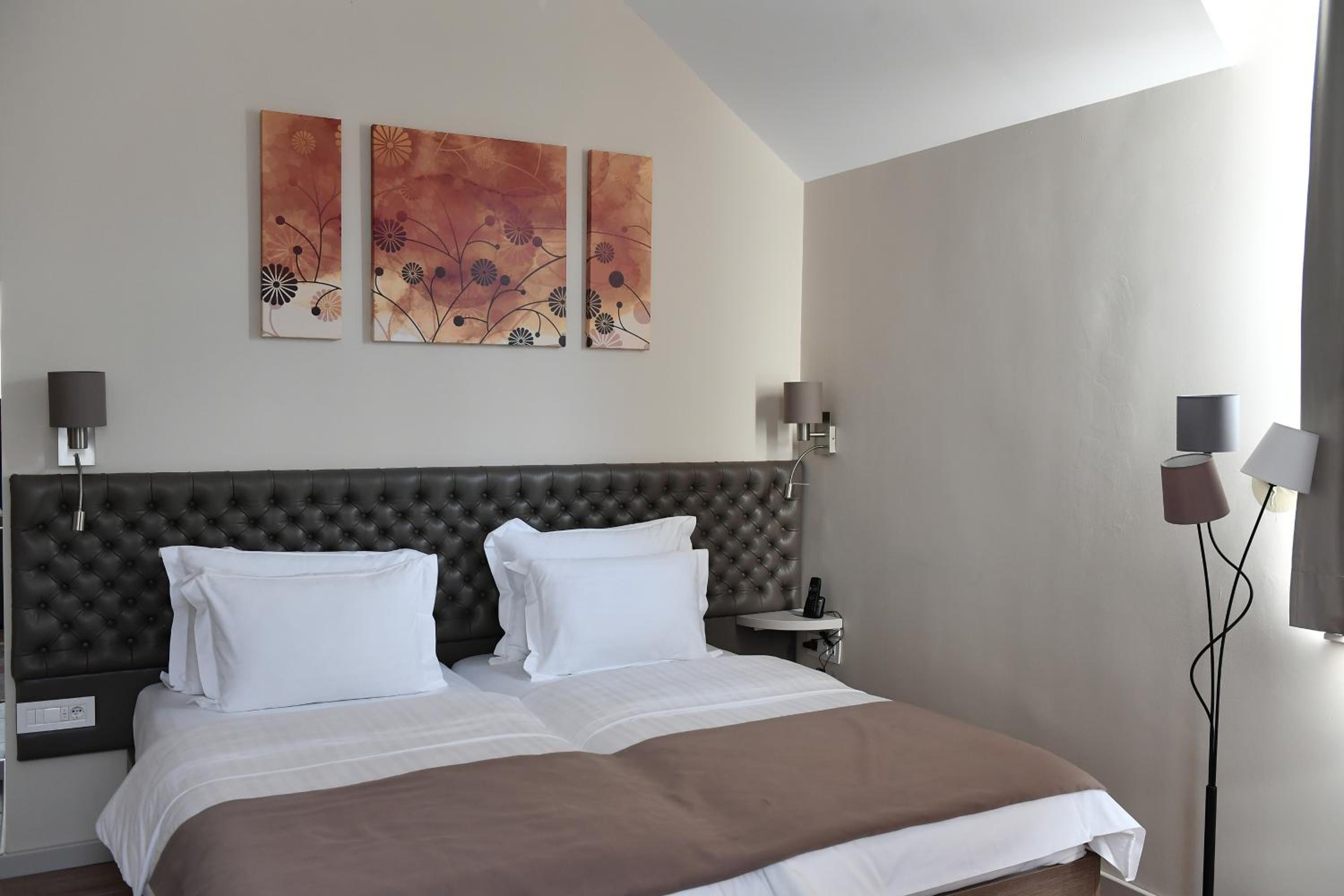 Deluxe Apartment with Free Parking - Photo 13