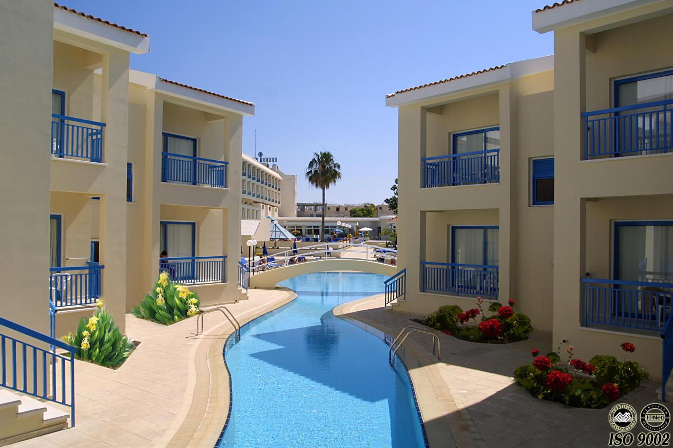 Superior Twin Room with Pool View - Photo 7