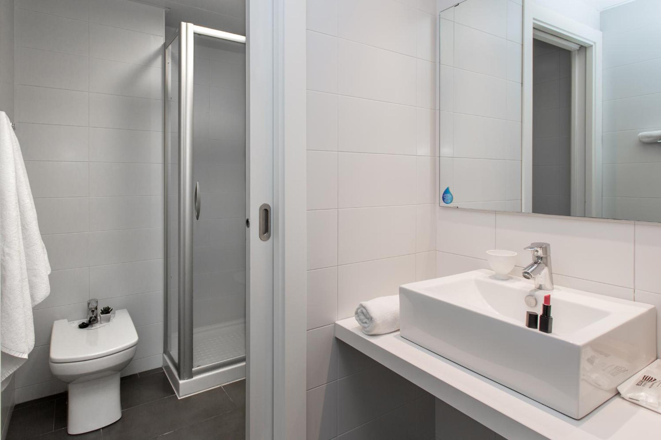 One-Bedroom Apartment with Balcony with City View (2-4 Adults) photo 3