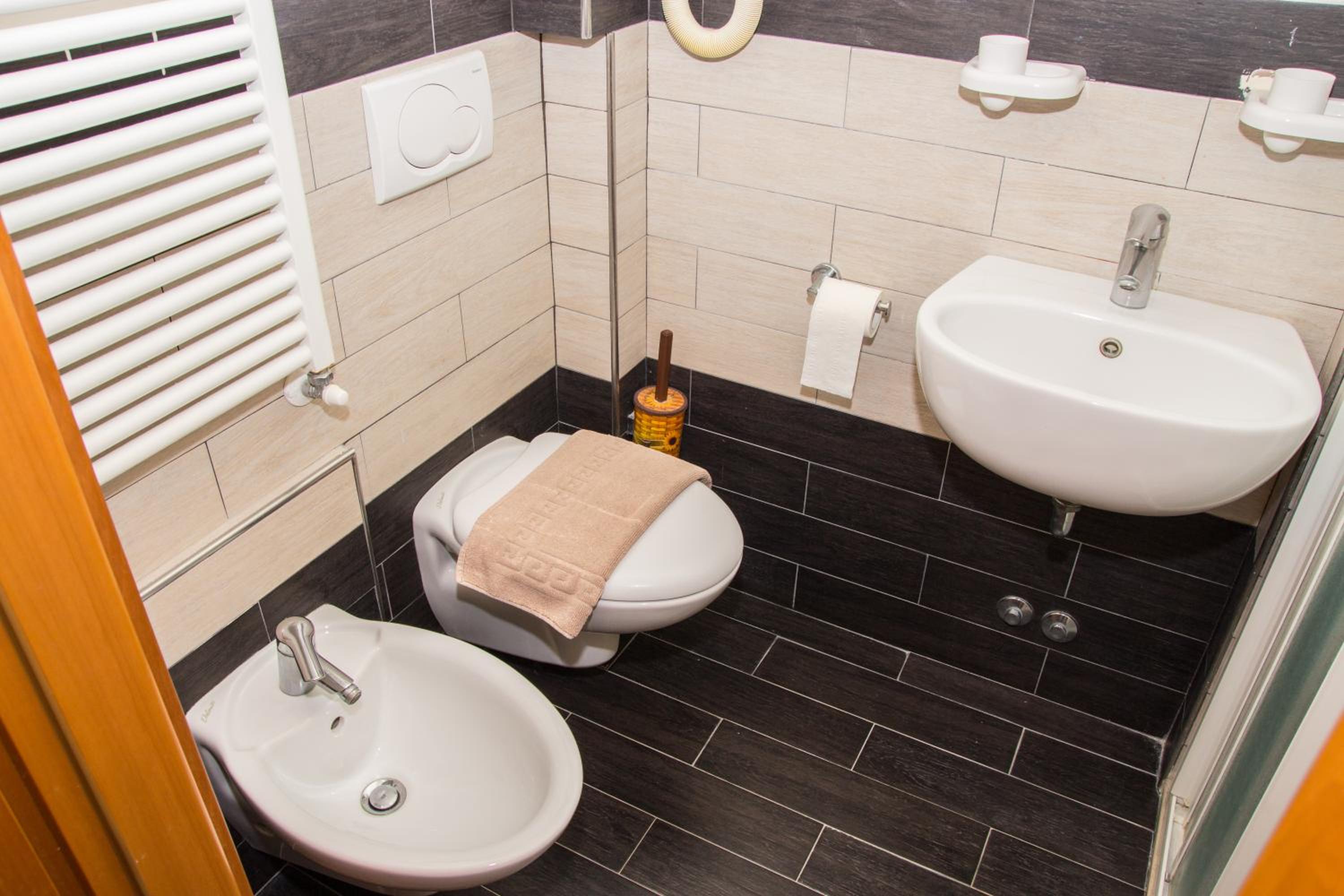 Double Room - Photo 12