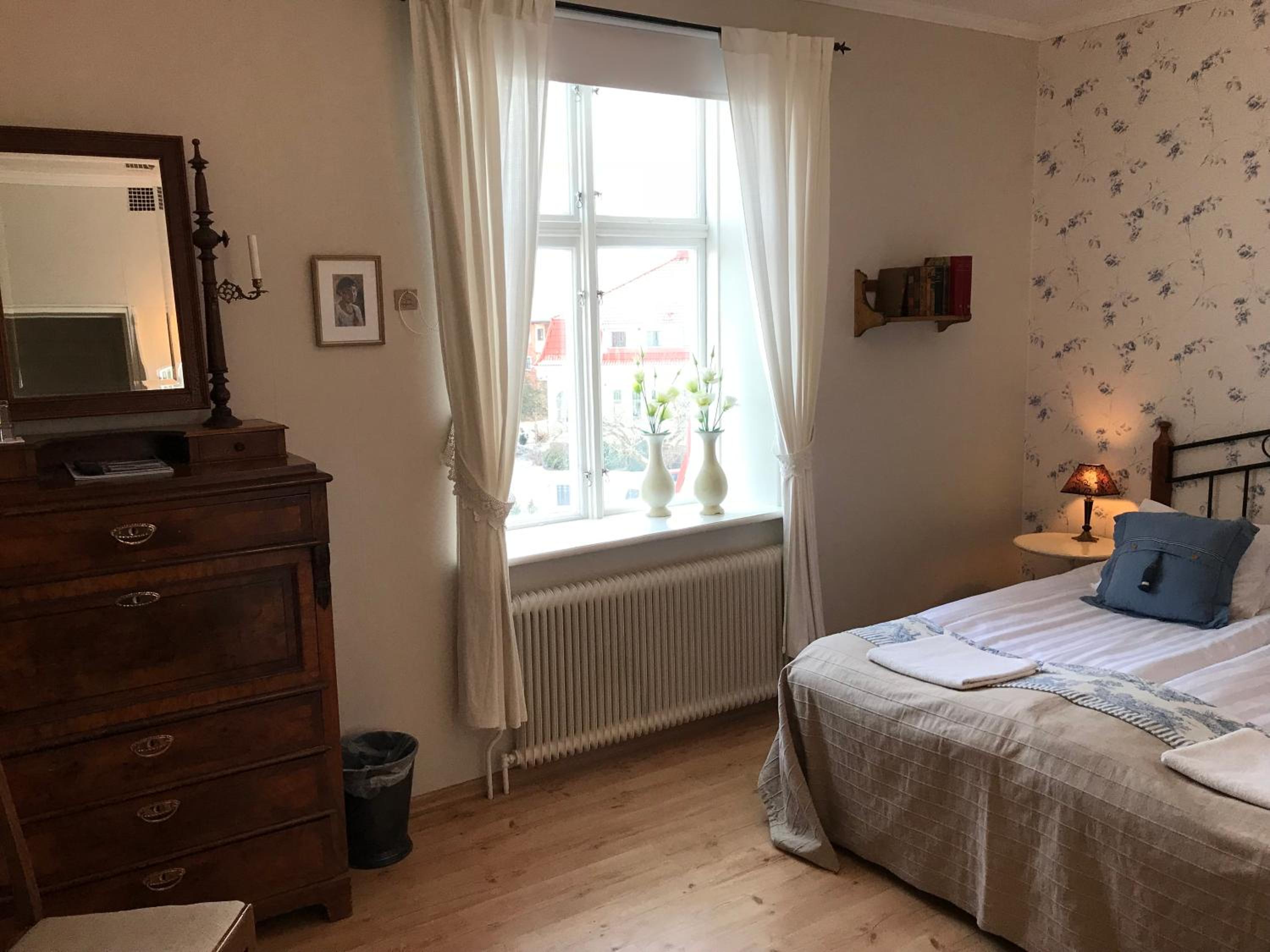 Double Room with Shared Shower and Toilet photo 2